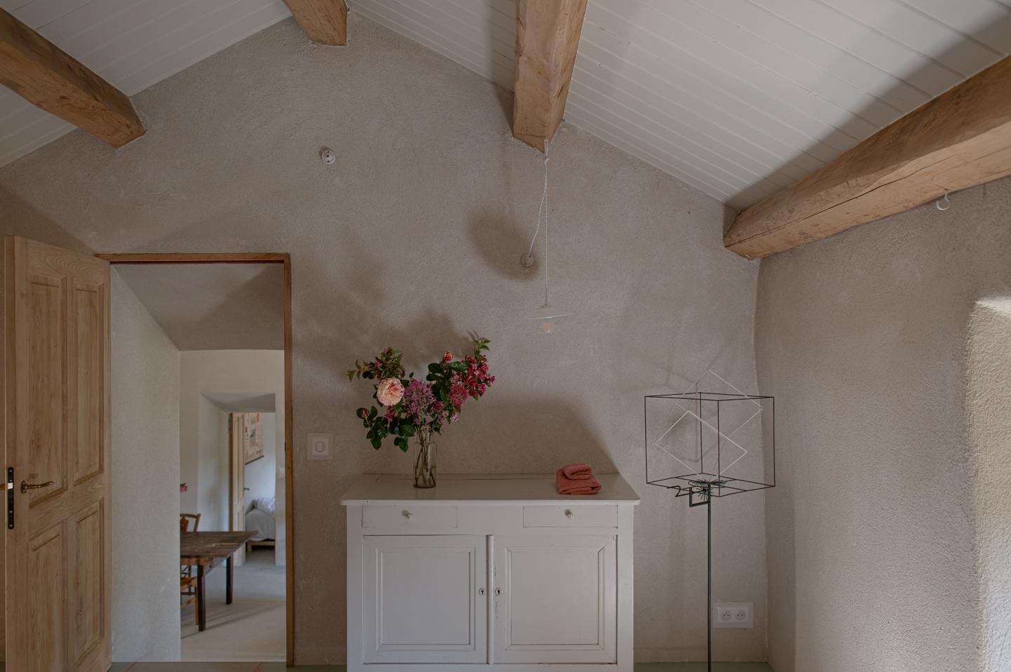 chambre sous combles maison de pierres Le Mas les Vignes
