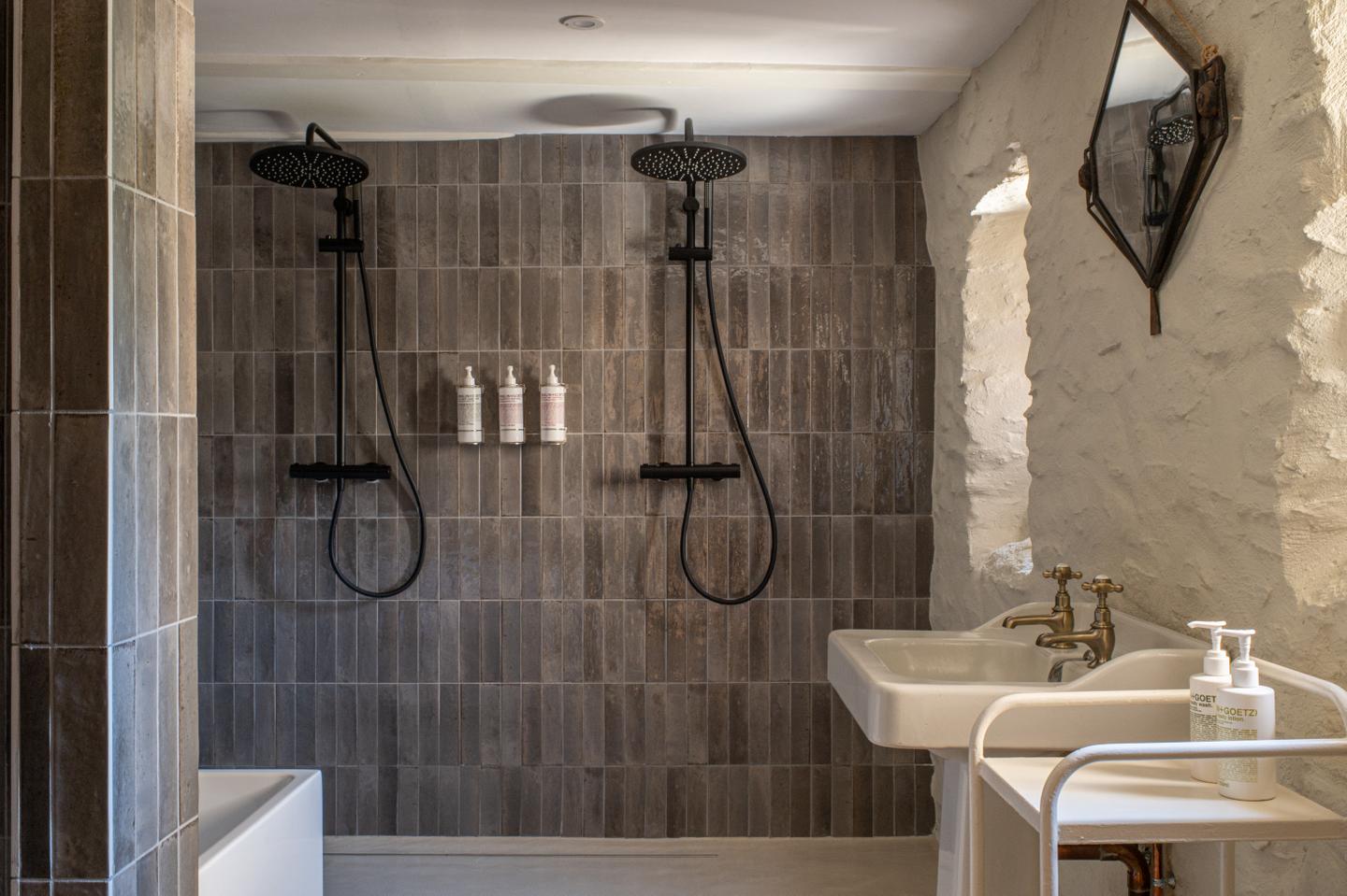 salle de bain grise maison de pierres Le Mas les Vignes