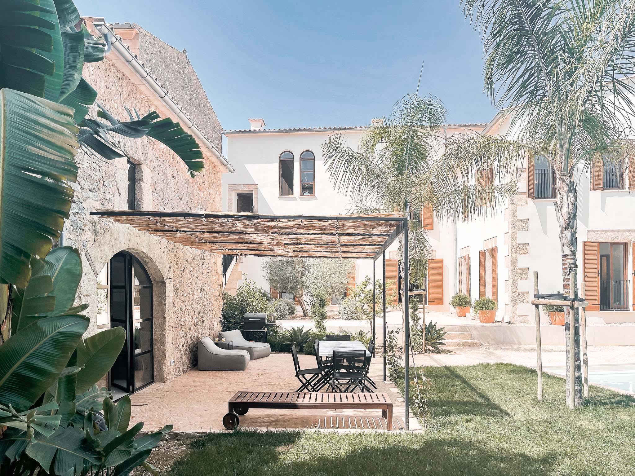 terrasse avec pergola métal maison en pierres