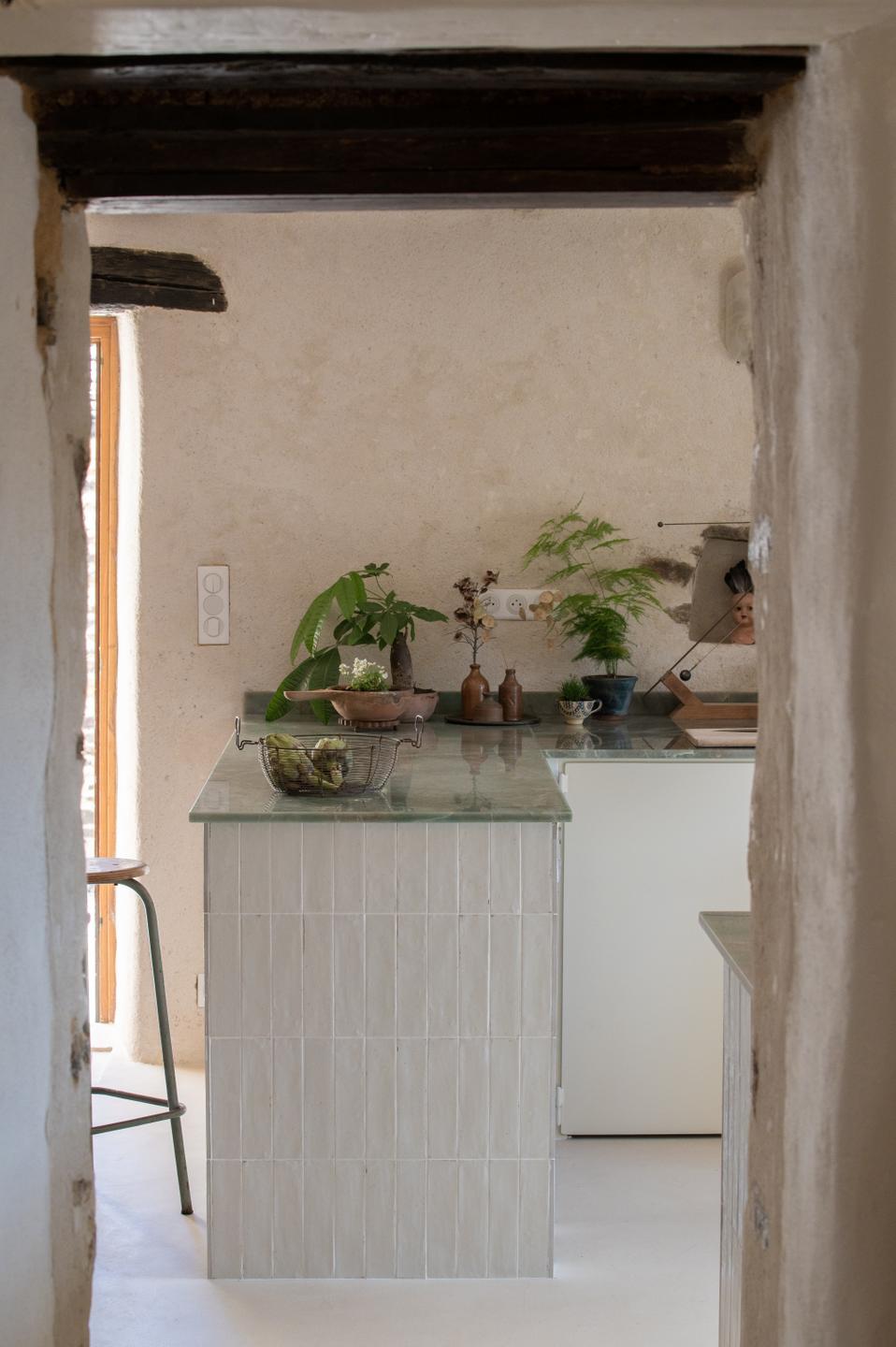 cuisine maison de pierres Le Mas les Vignes