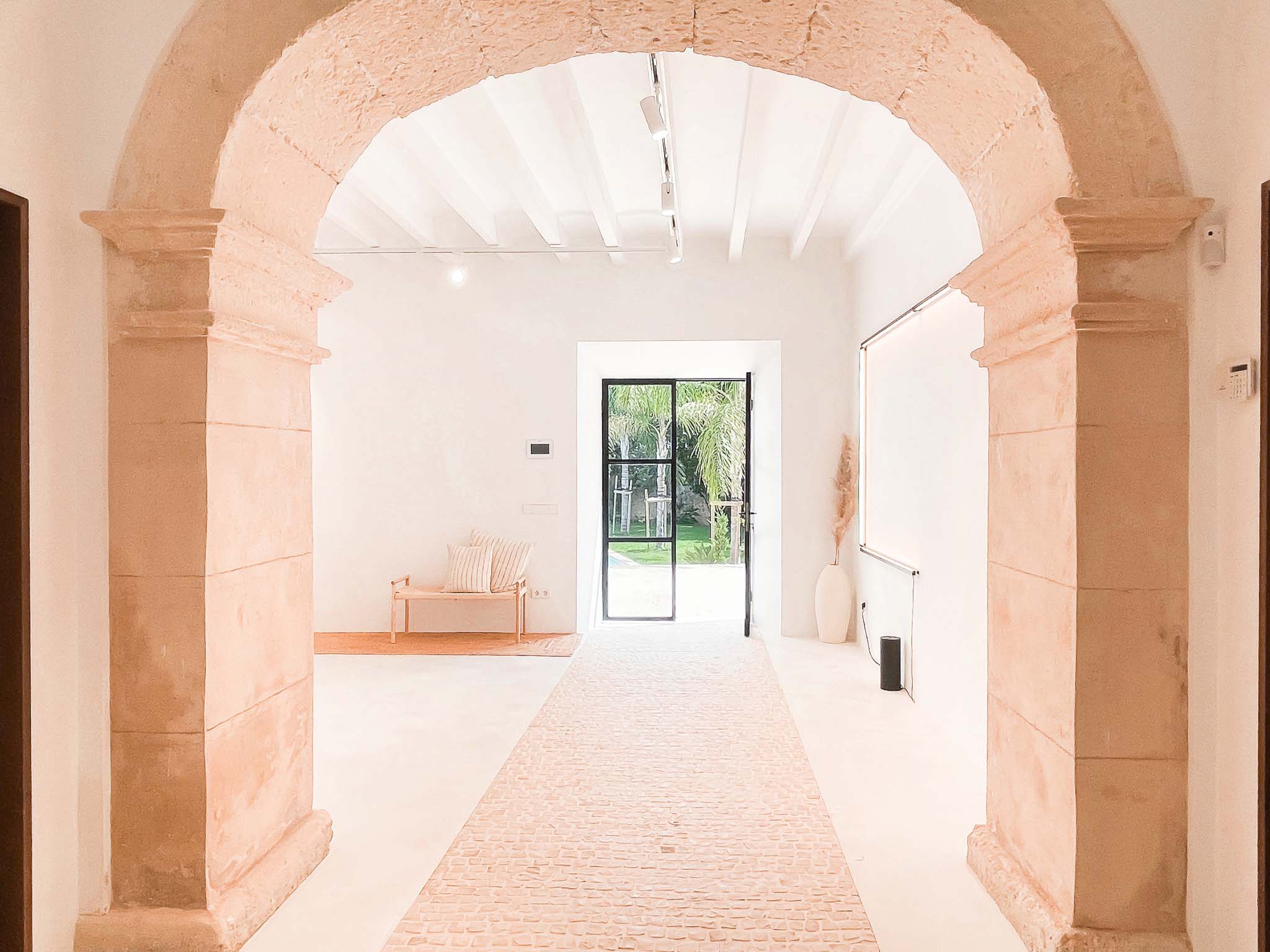 arche en pierre dans maison ancienne rénovée