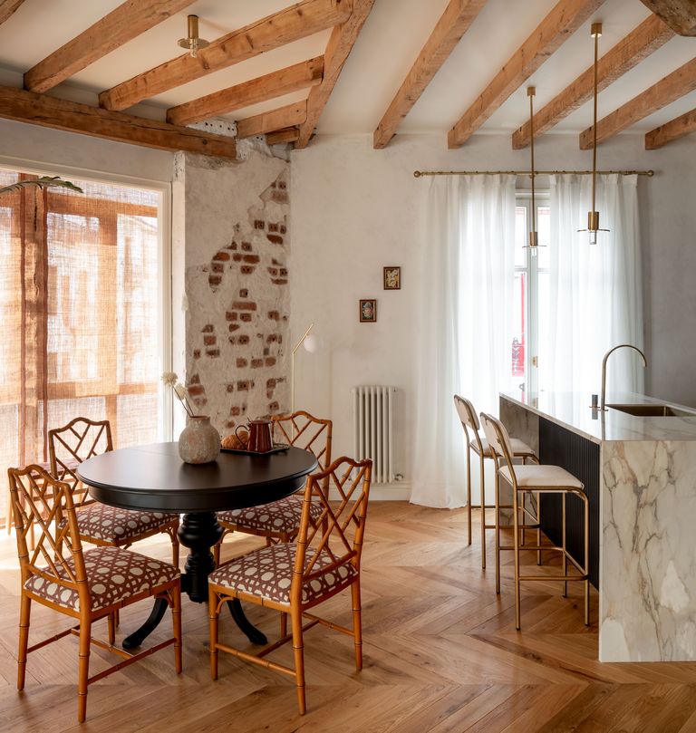 salle à manger et cuisine avec poutres
