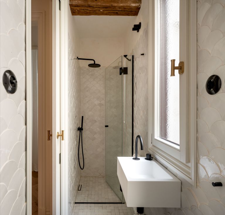 salle d'eau avec poutres