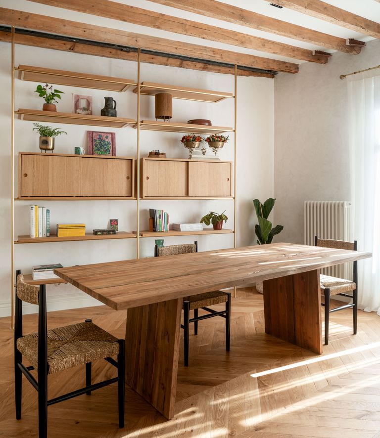 salle à manger avec poutres
