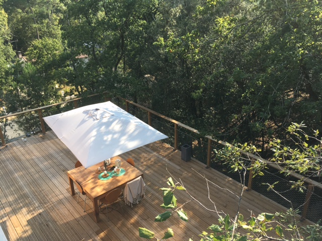 terrasse maison en bois dans les arbres