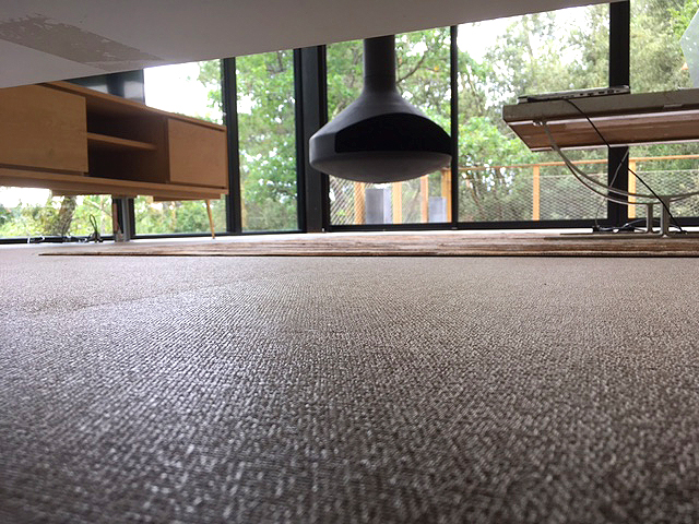 salon maison en bois avec cheminée Focus