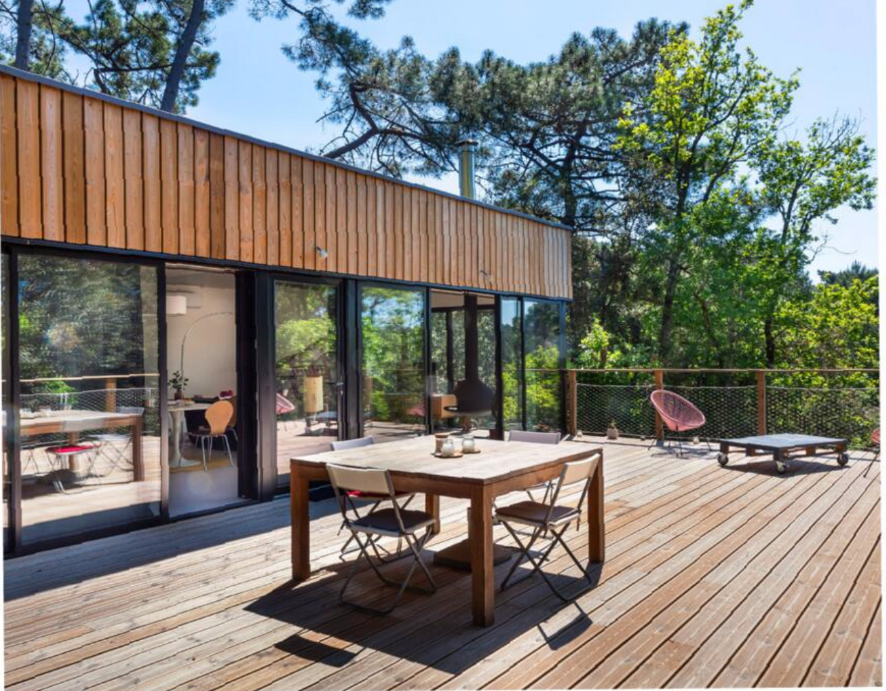 terrasse maison en bois dans les arbres