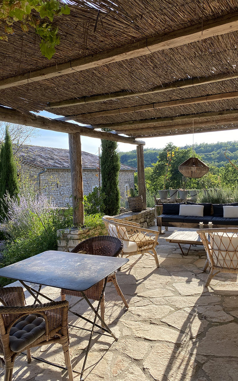 terrasse avec pergola bois et canisses