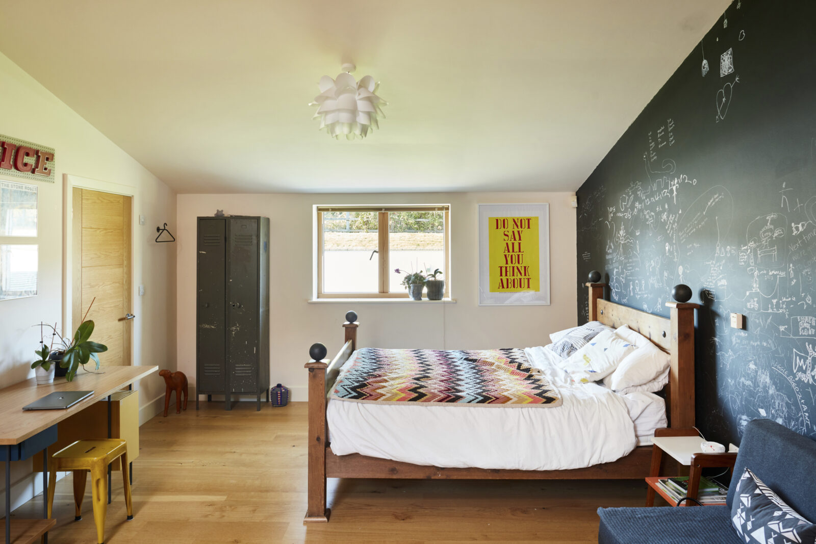 chambre avec mur tableau