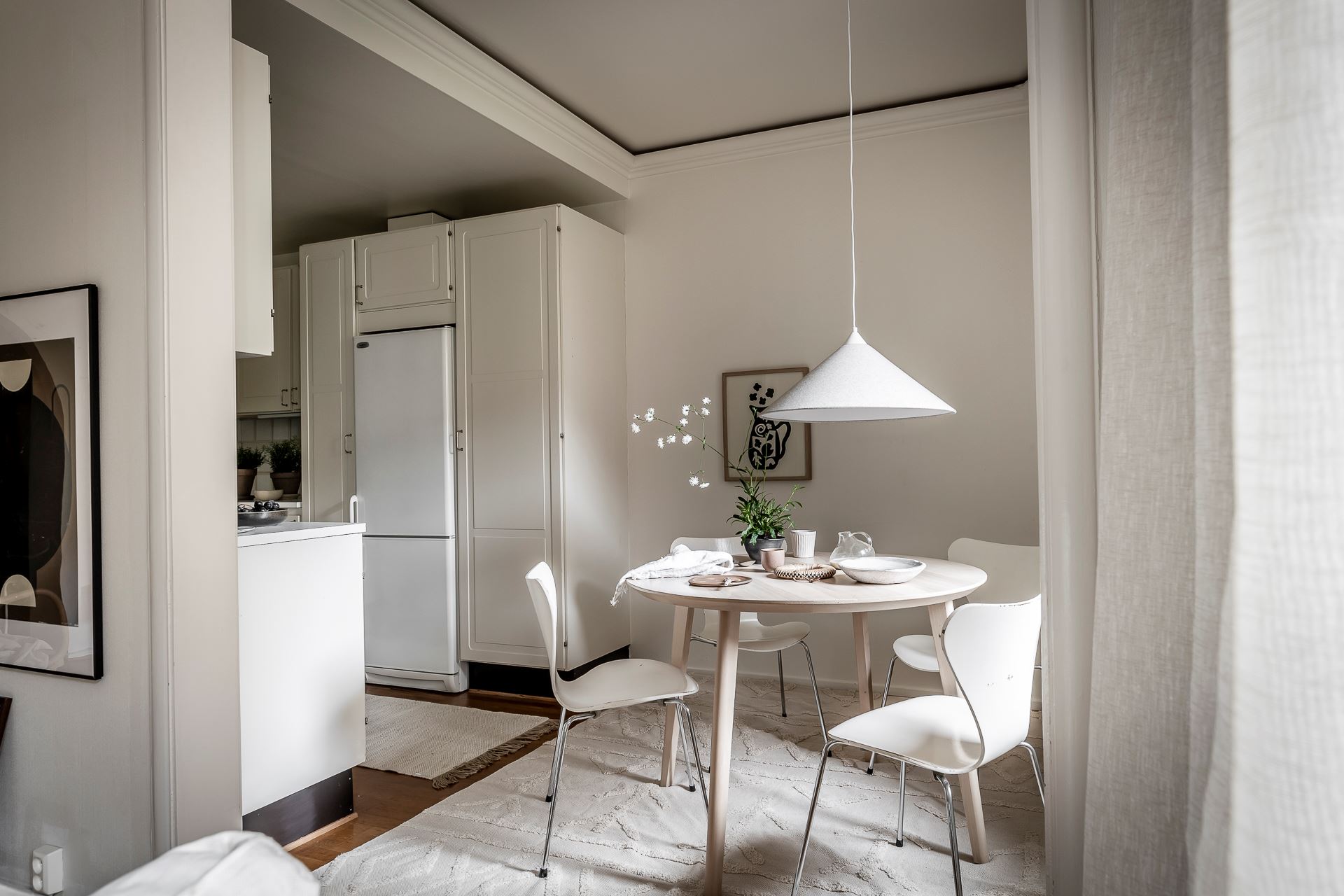 espace repas table ronde dans cuisine