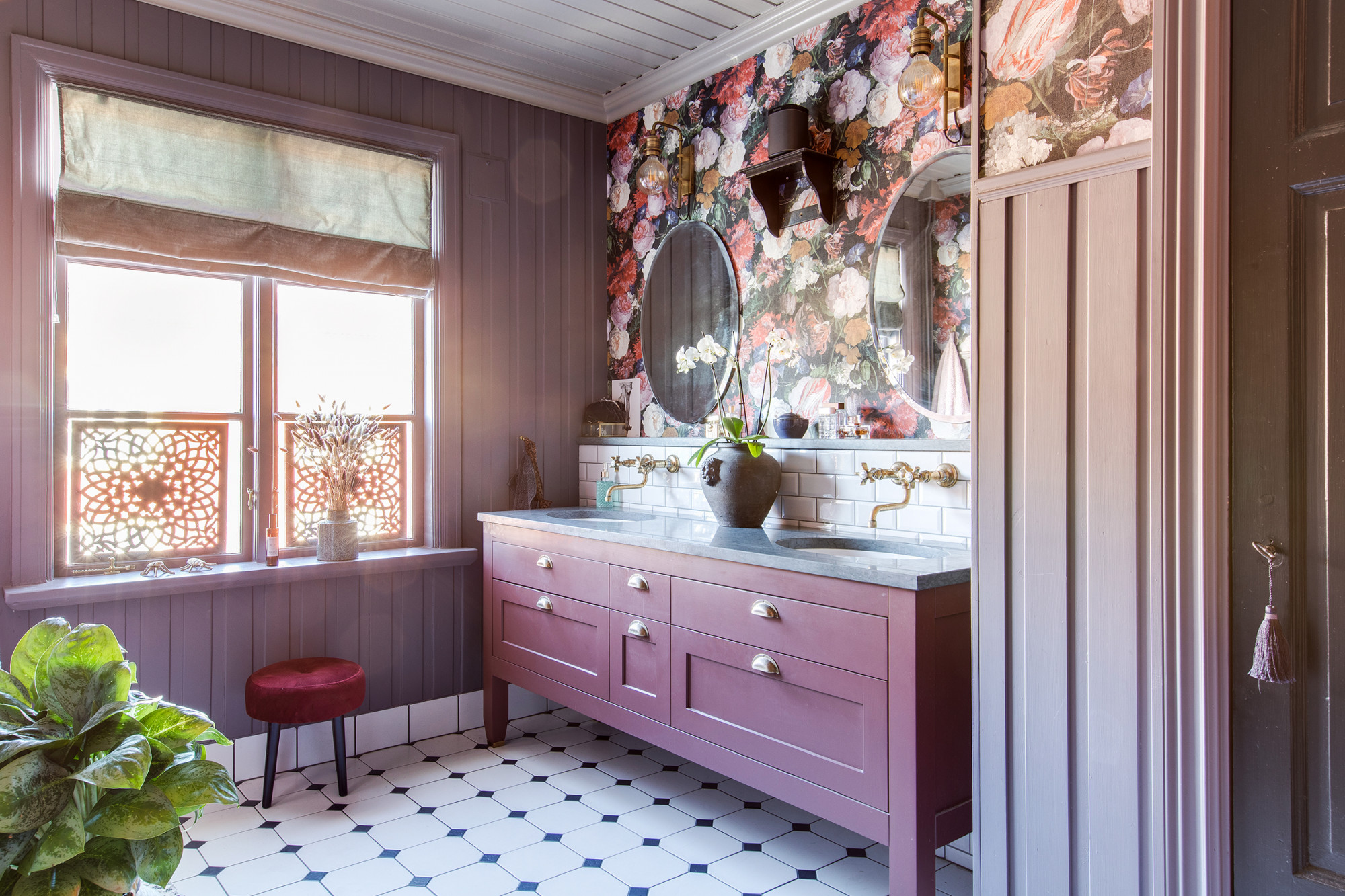 salle de bain avec papier-peint fleuri salle de bain avec papier-peint fleuri