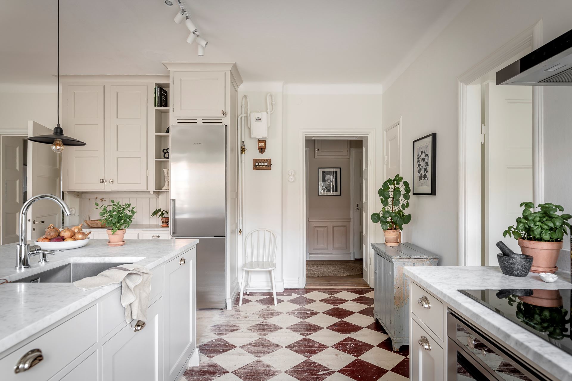 cuisine parquet peint à damier rouge et blanc