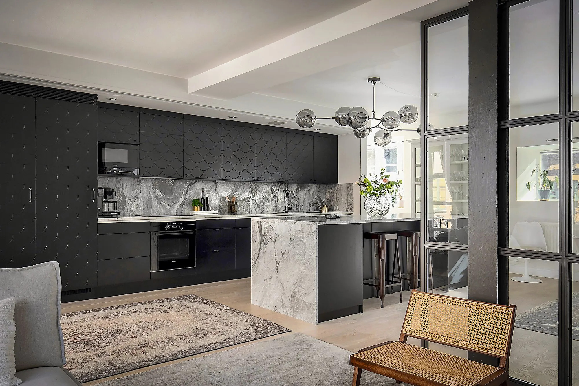 cuisine noire avec îlot décoration contemporaine cuisine noire avec îlot décoration contemporaine