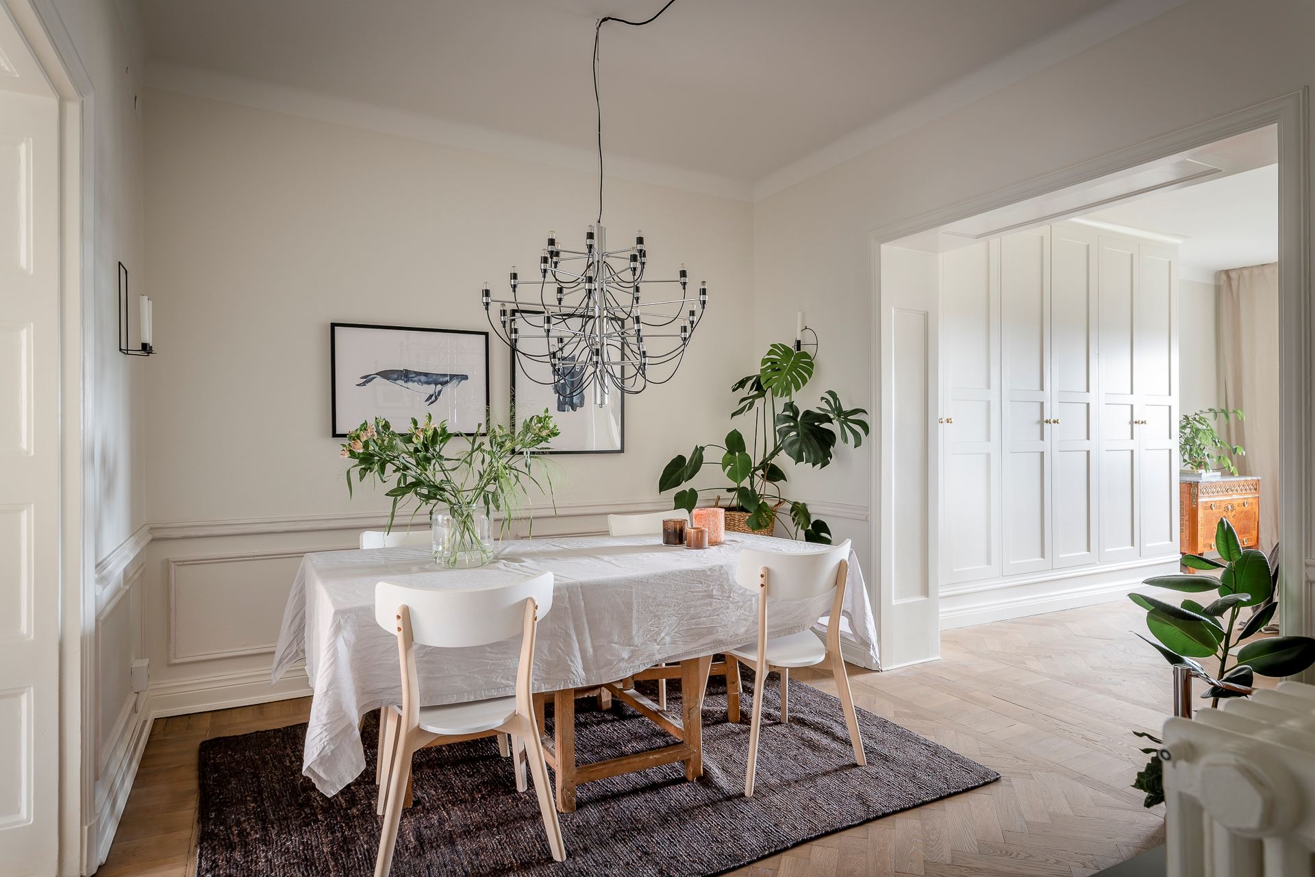 salle à manger avec lustre design Flos Gino Sarfatti