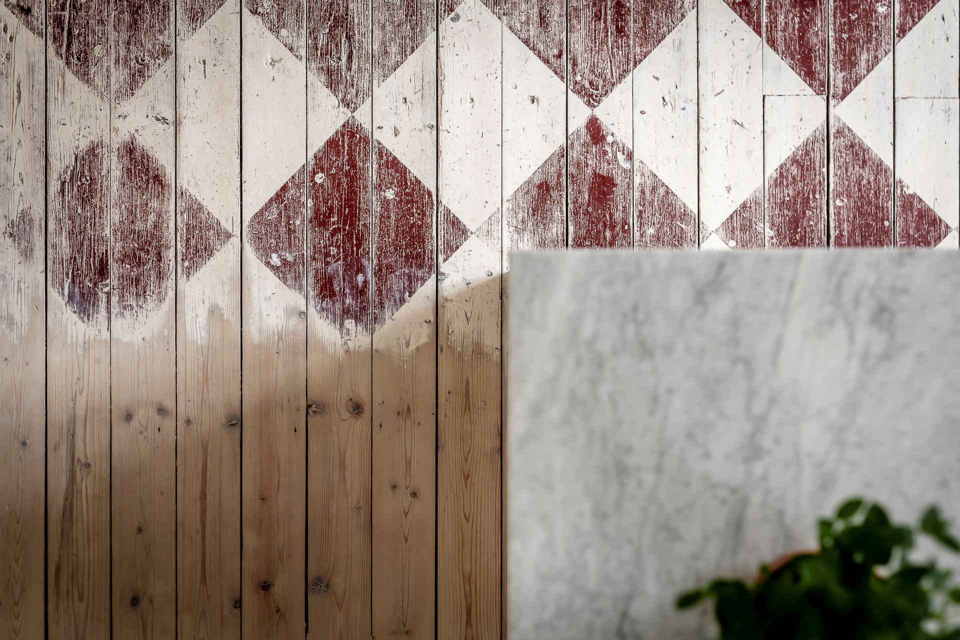 parquet peint à damier rouge et blanc