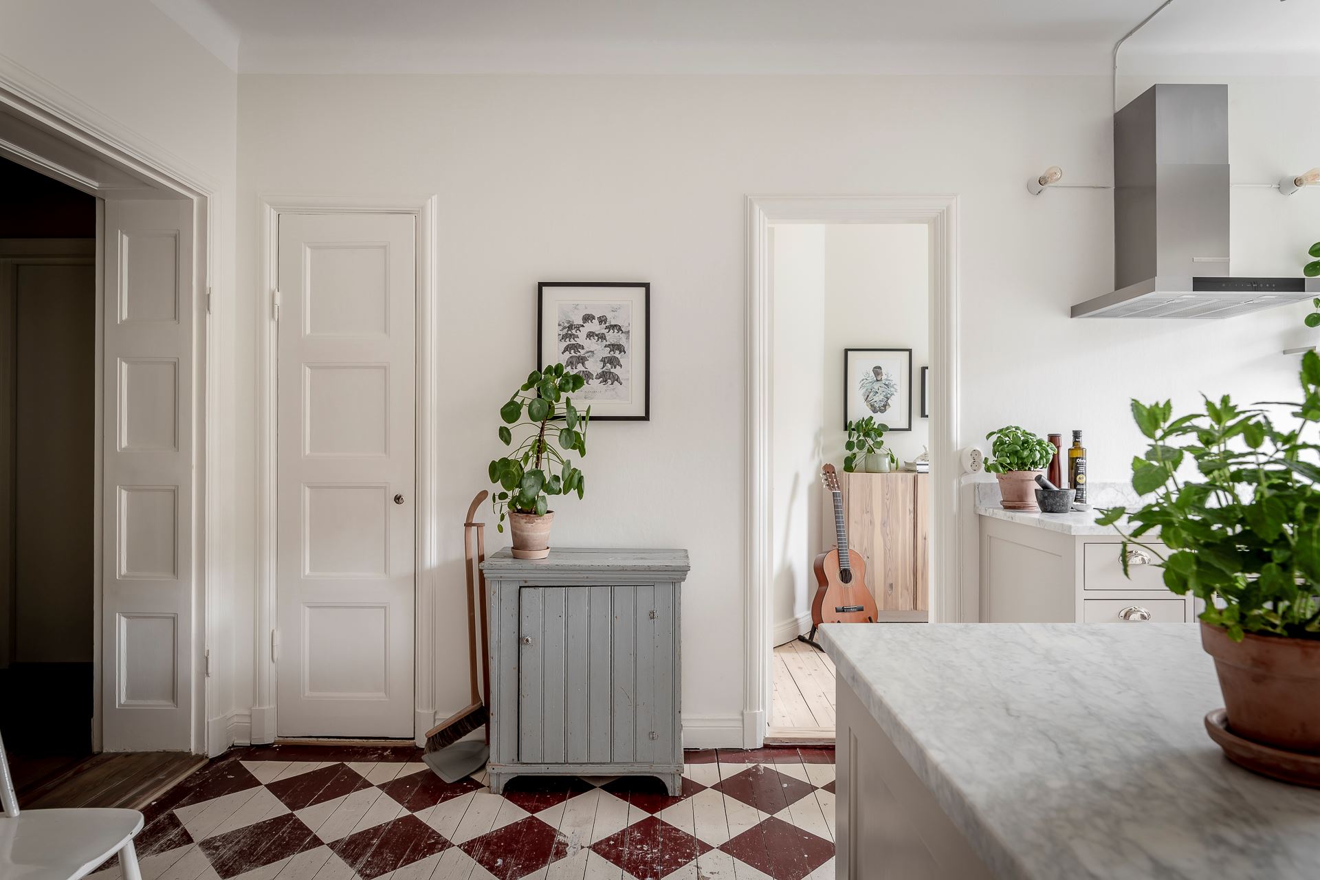 cuisine parquet peint à damier rouge et blanc
