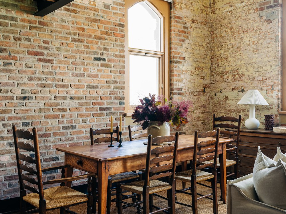 salle à manger avec poutres et briques appartement sous les toits salle à manger avec poutres et briques appartement sous les toits