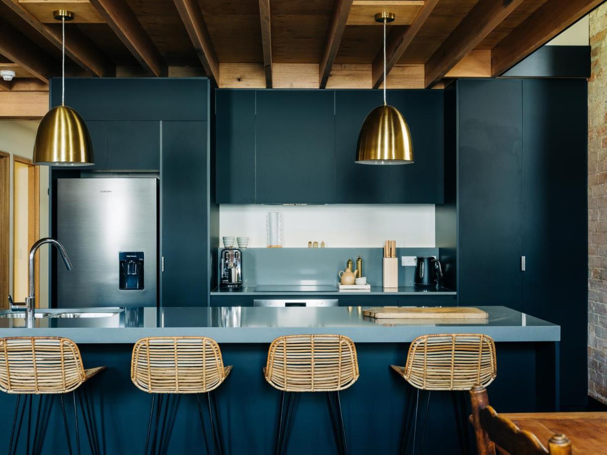 cuisine design bleue avec poutres cuisine design bleue avec poutres