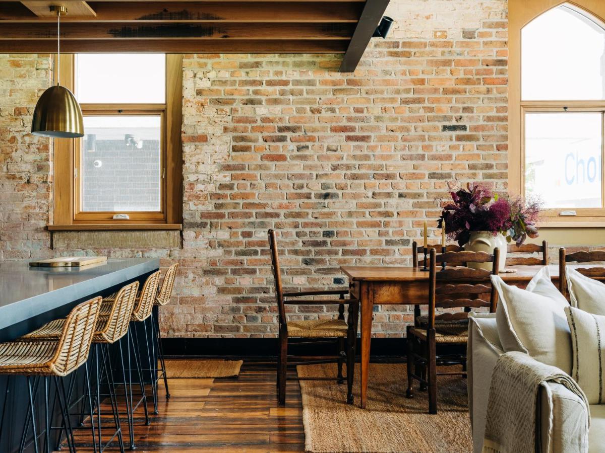 cuisine design et salle à manger avec poutres et briques appartement sous les toits cuisine design et salle à manger avec poutres et briques appartement sous les toits