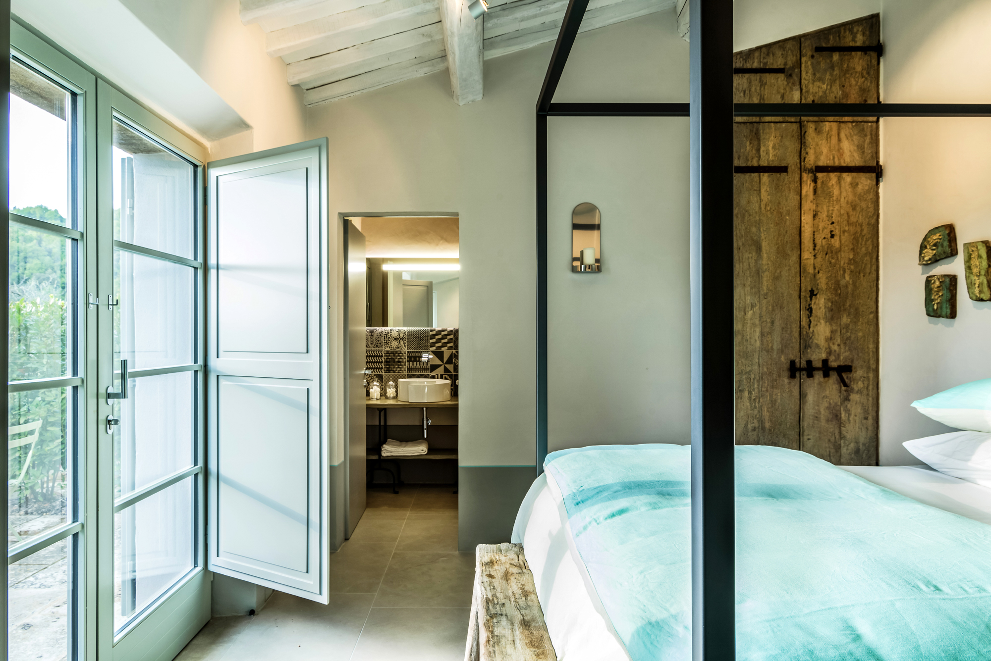 chambre avec lit à baldaquin moderne