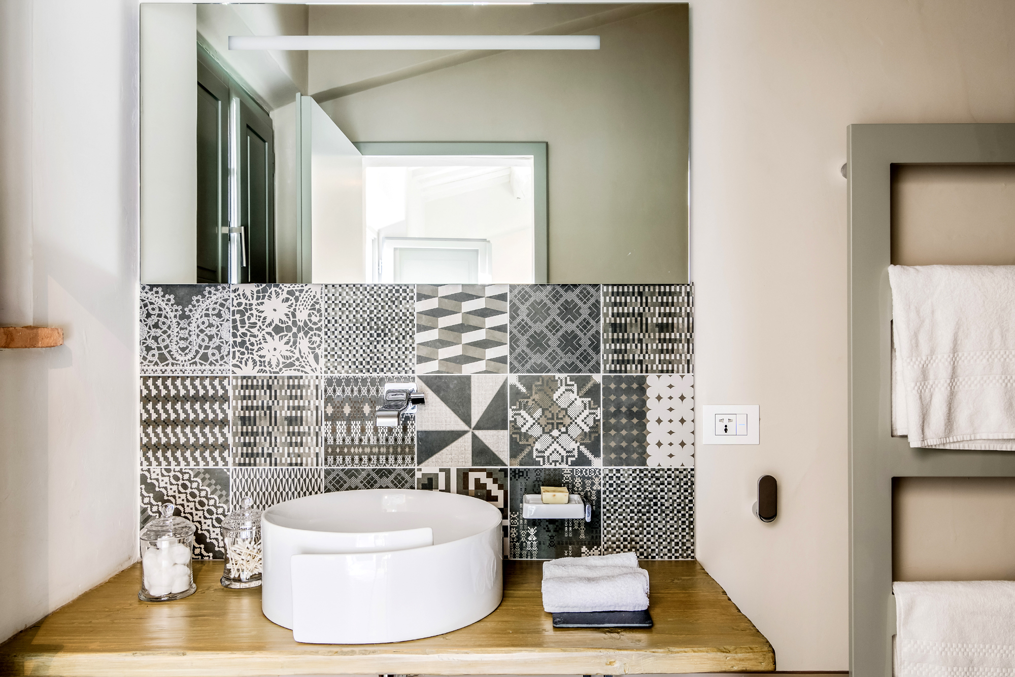 salle de bain carreaux de ciment gris