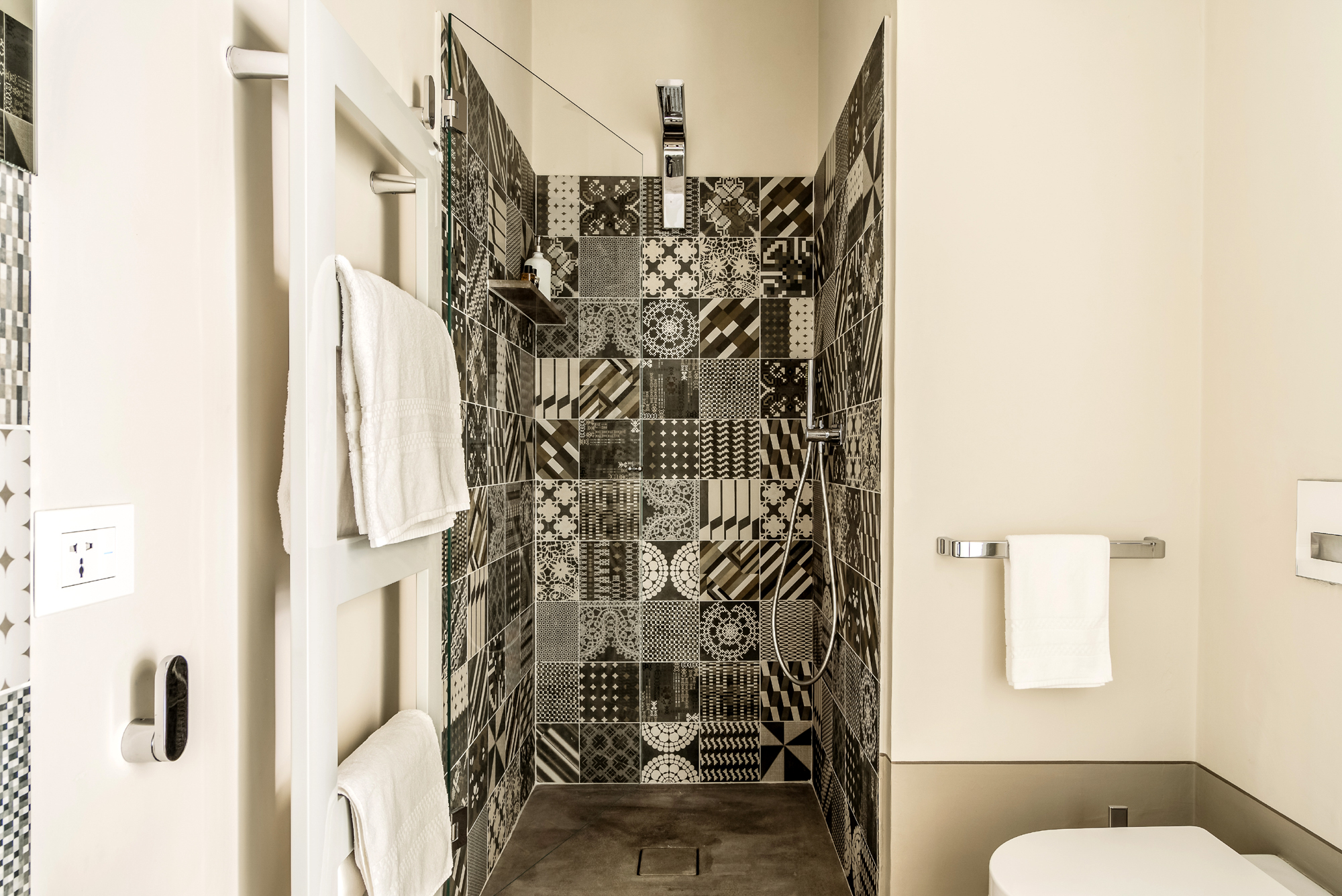 douche avec carreaux de ciment gris