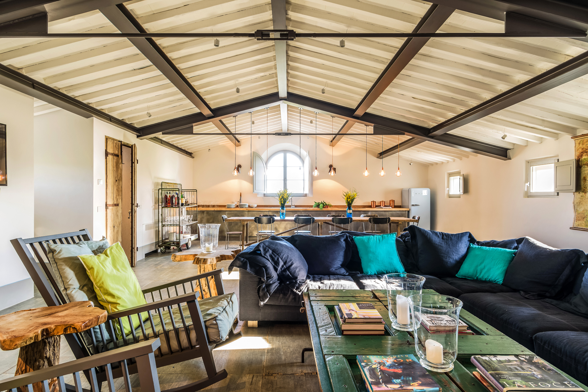 salon avec poutres maison en pierres Toscane