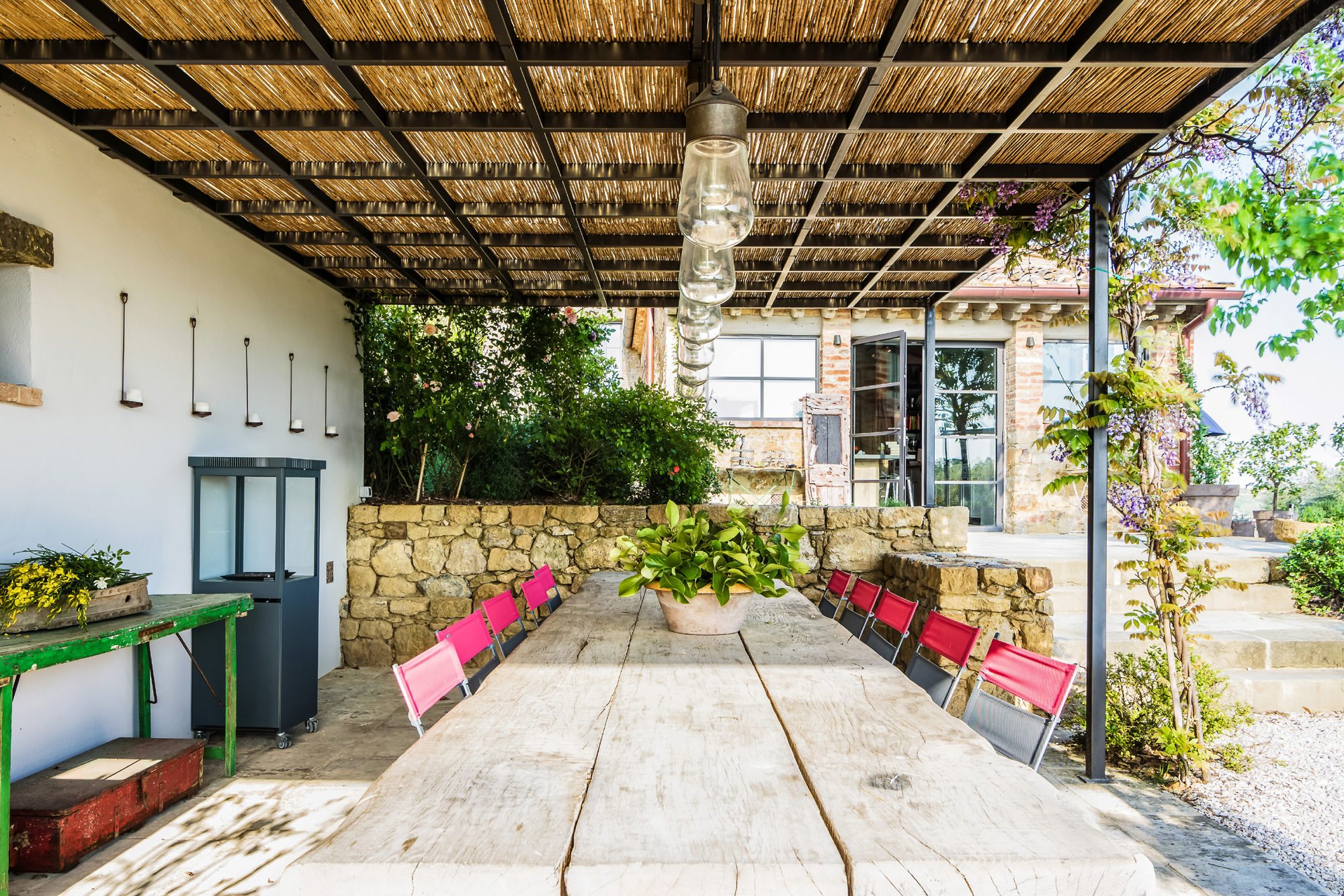 terrasse avec pergola acier maison en pierres Toscane