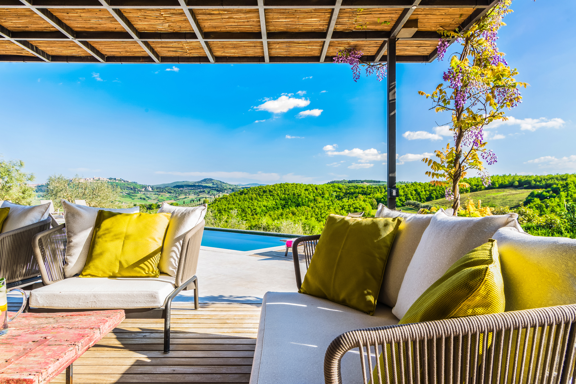 terrasse avec pergola en acier et piscine