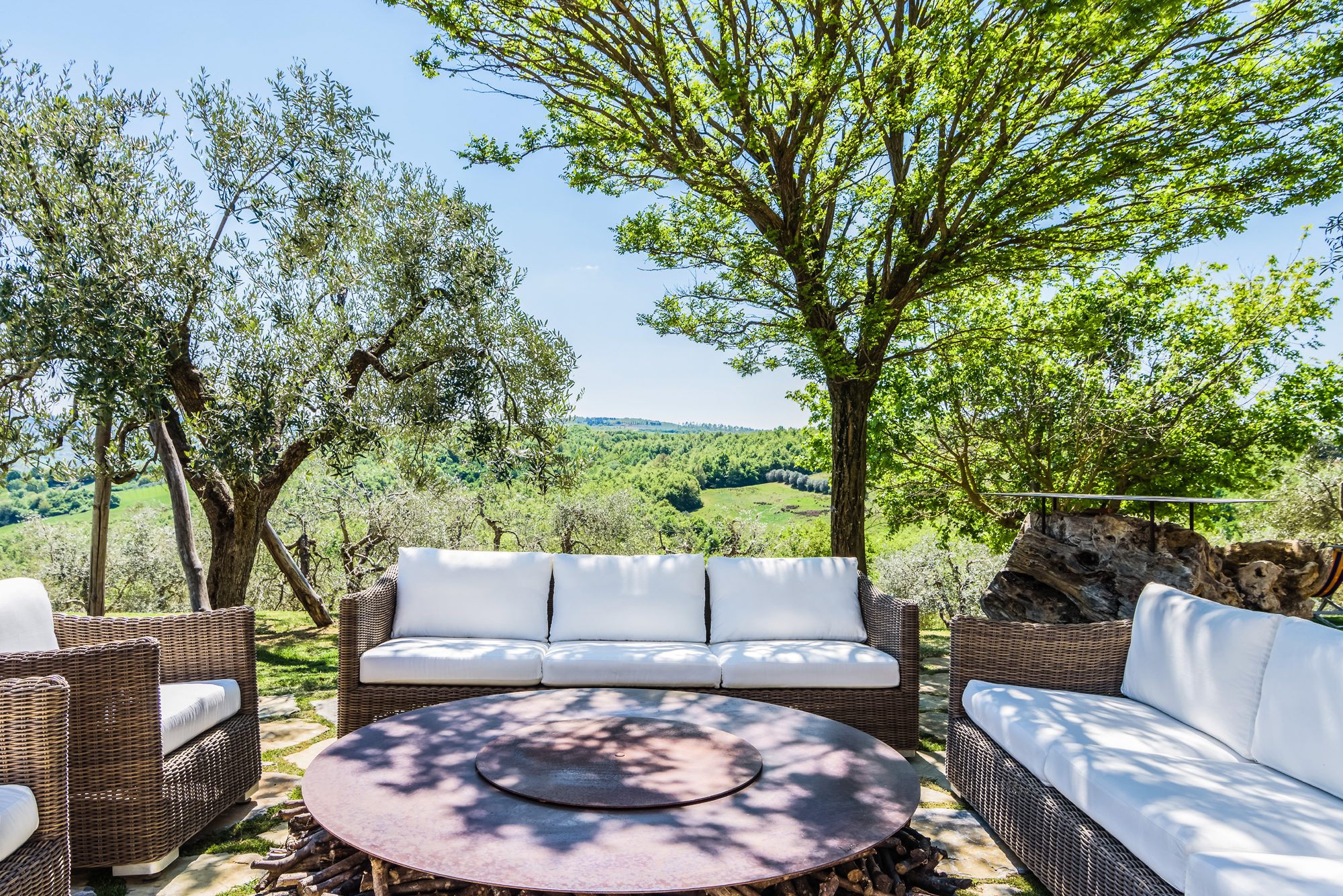 terrasse sous les arbres