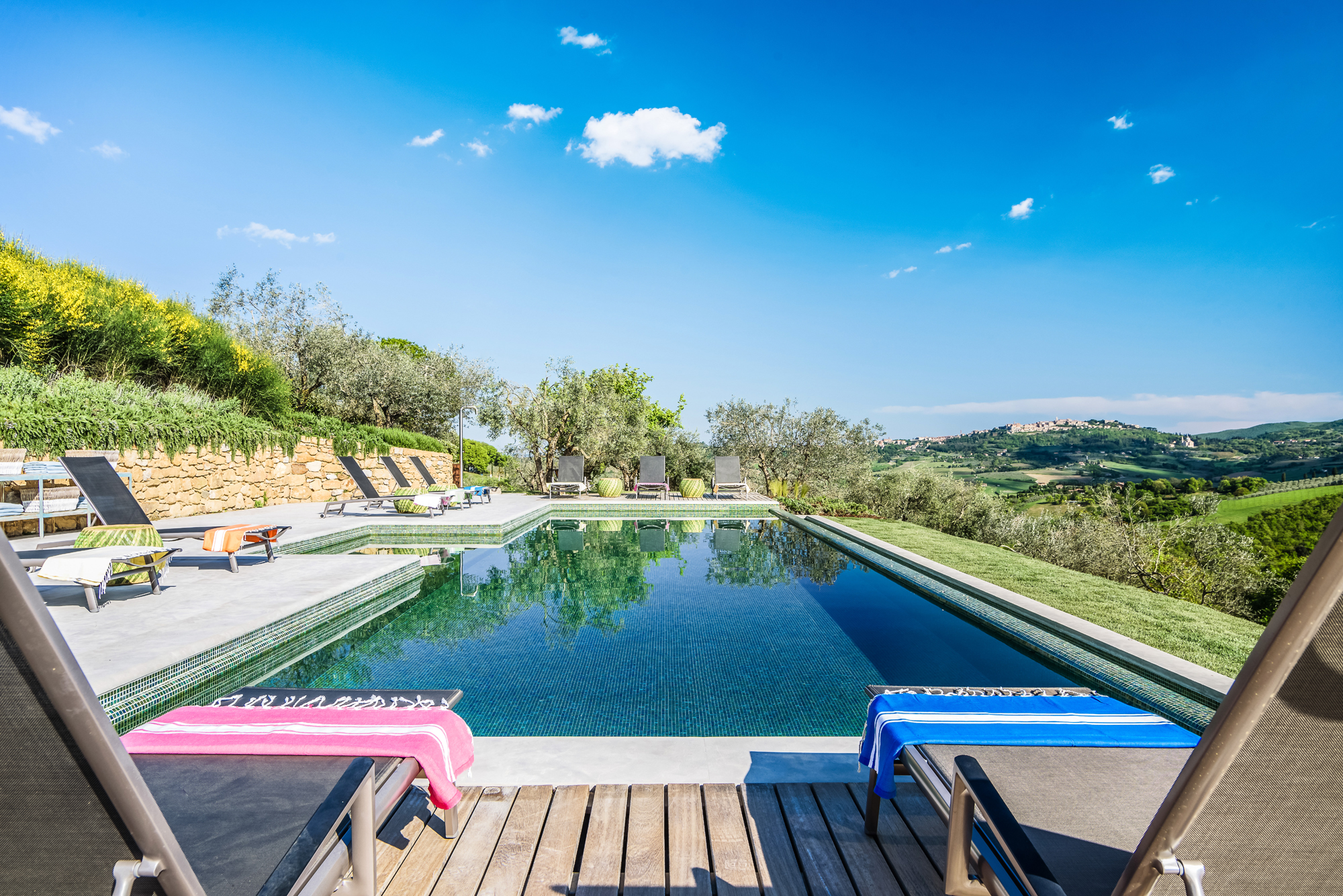 terrasse avec piscine maison en pierres Toscane