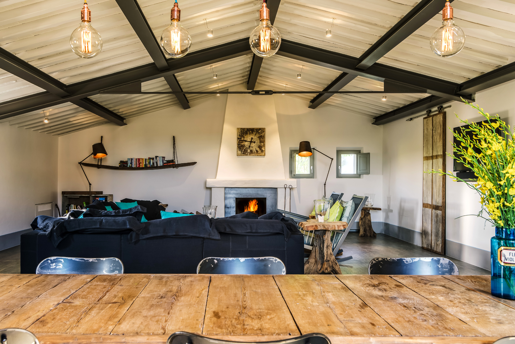 salon avec cheminée maison en pierres Toscane