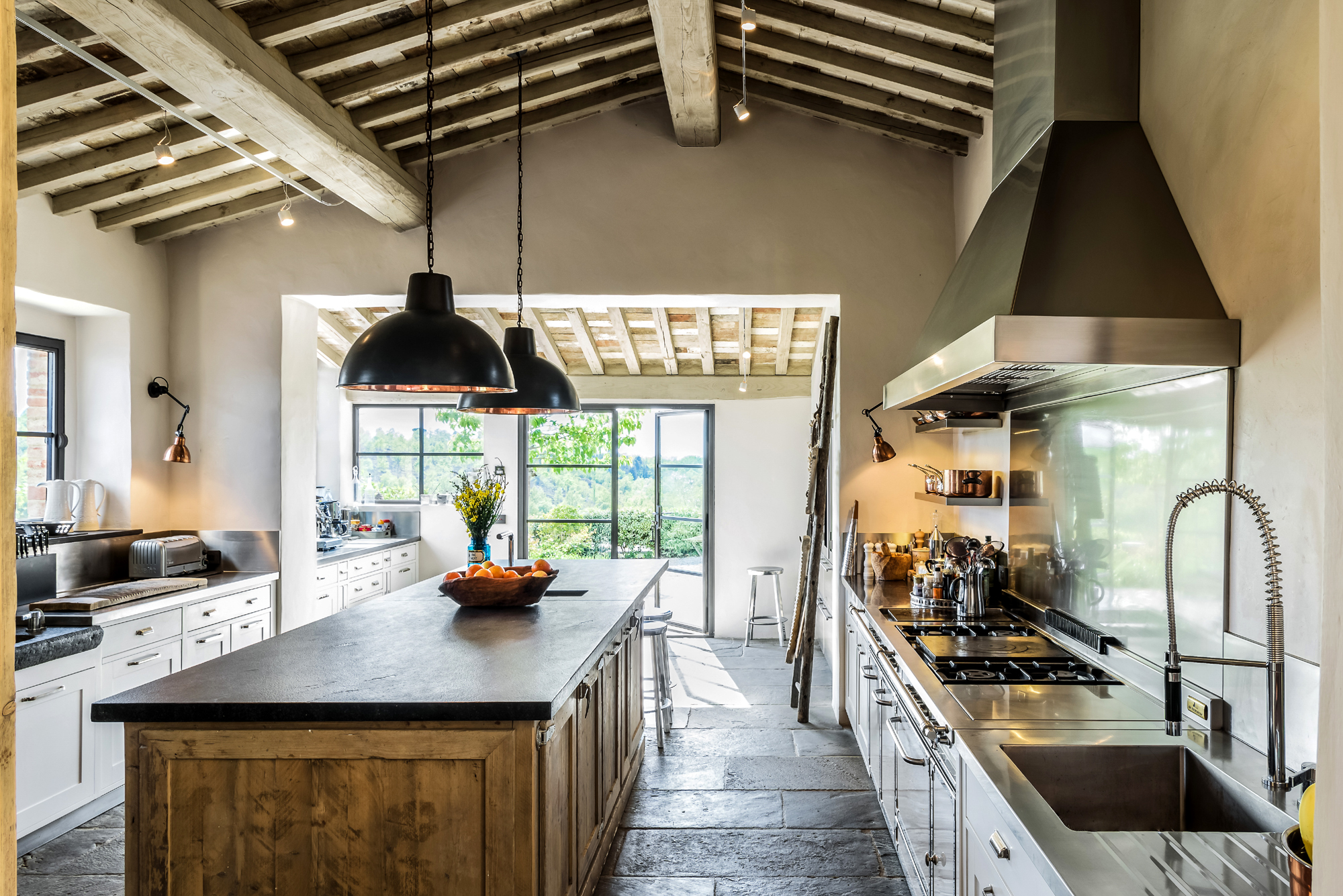 cuisine rustique maison en pierres Toscane