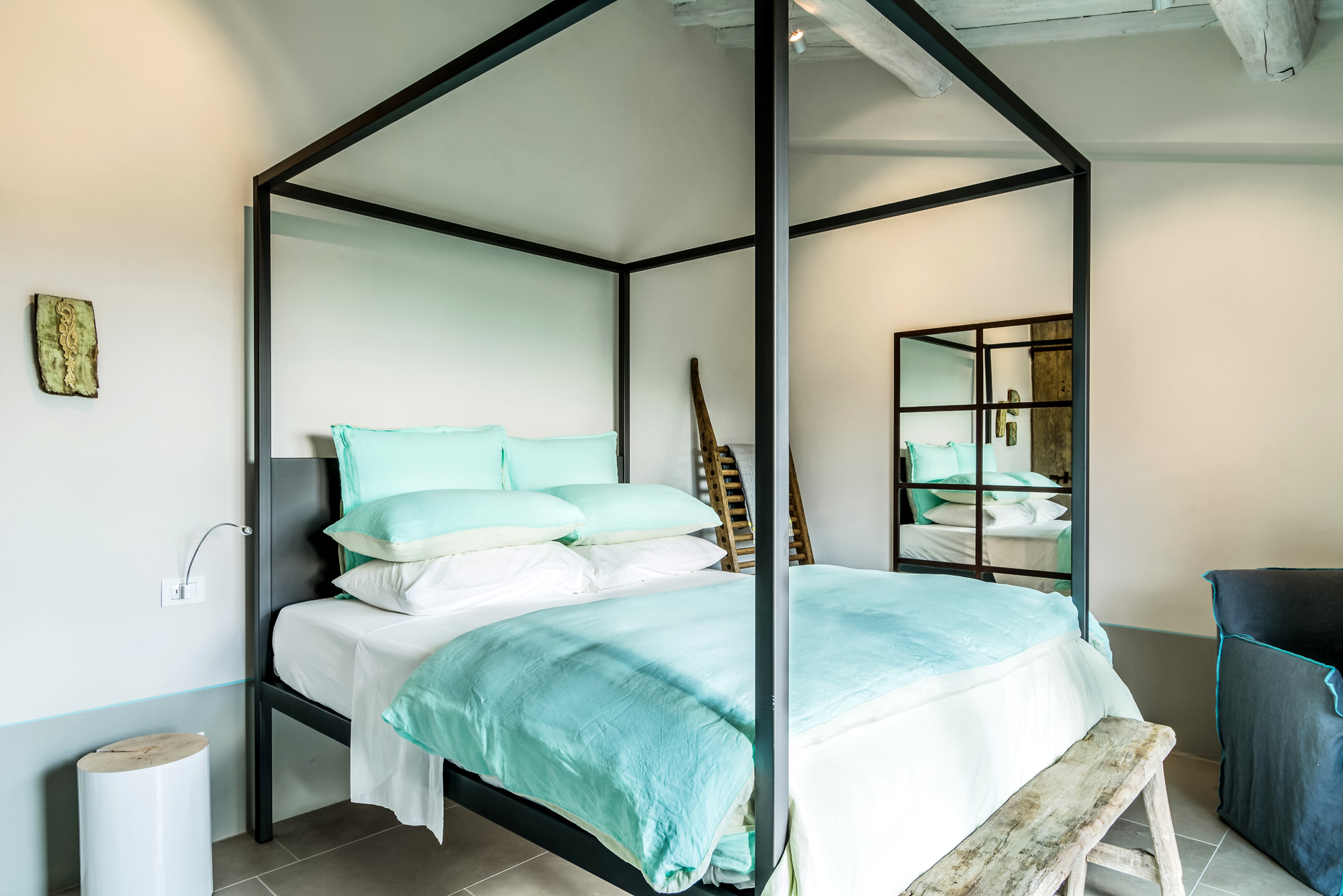 chambre avec lit à baldaquin moderne