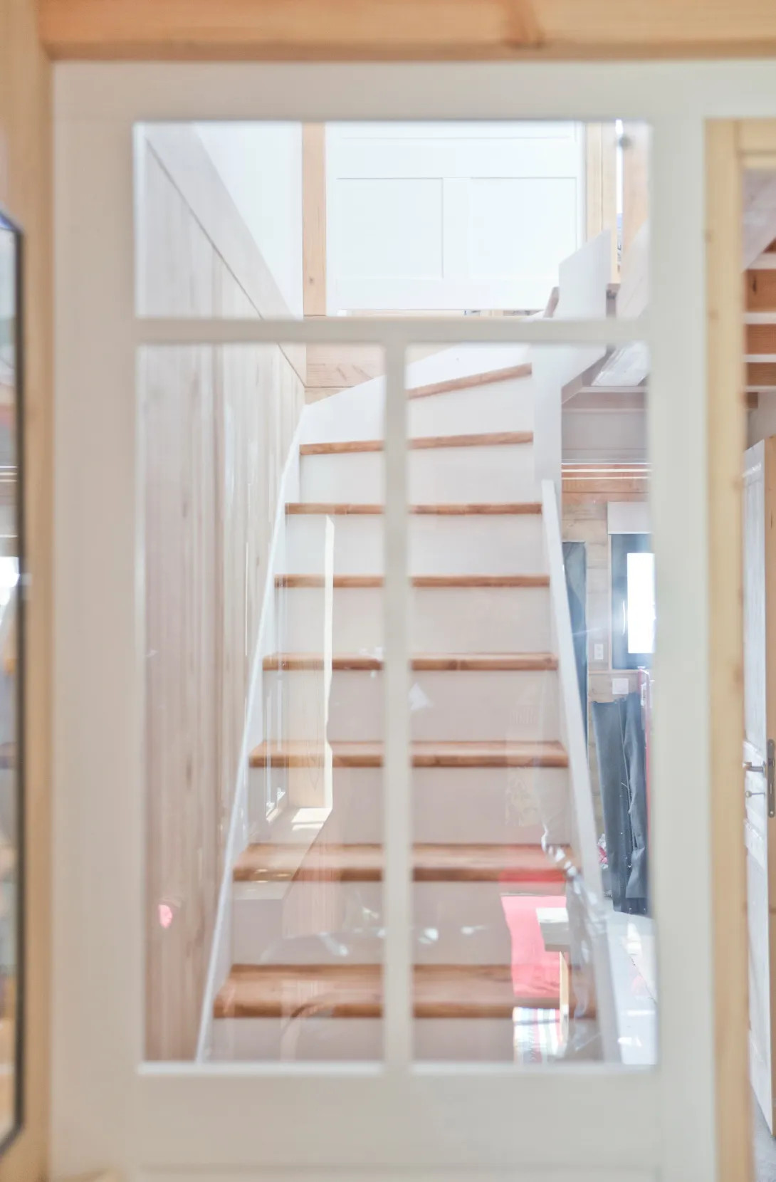 escalier blanc et bois