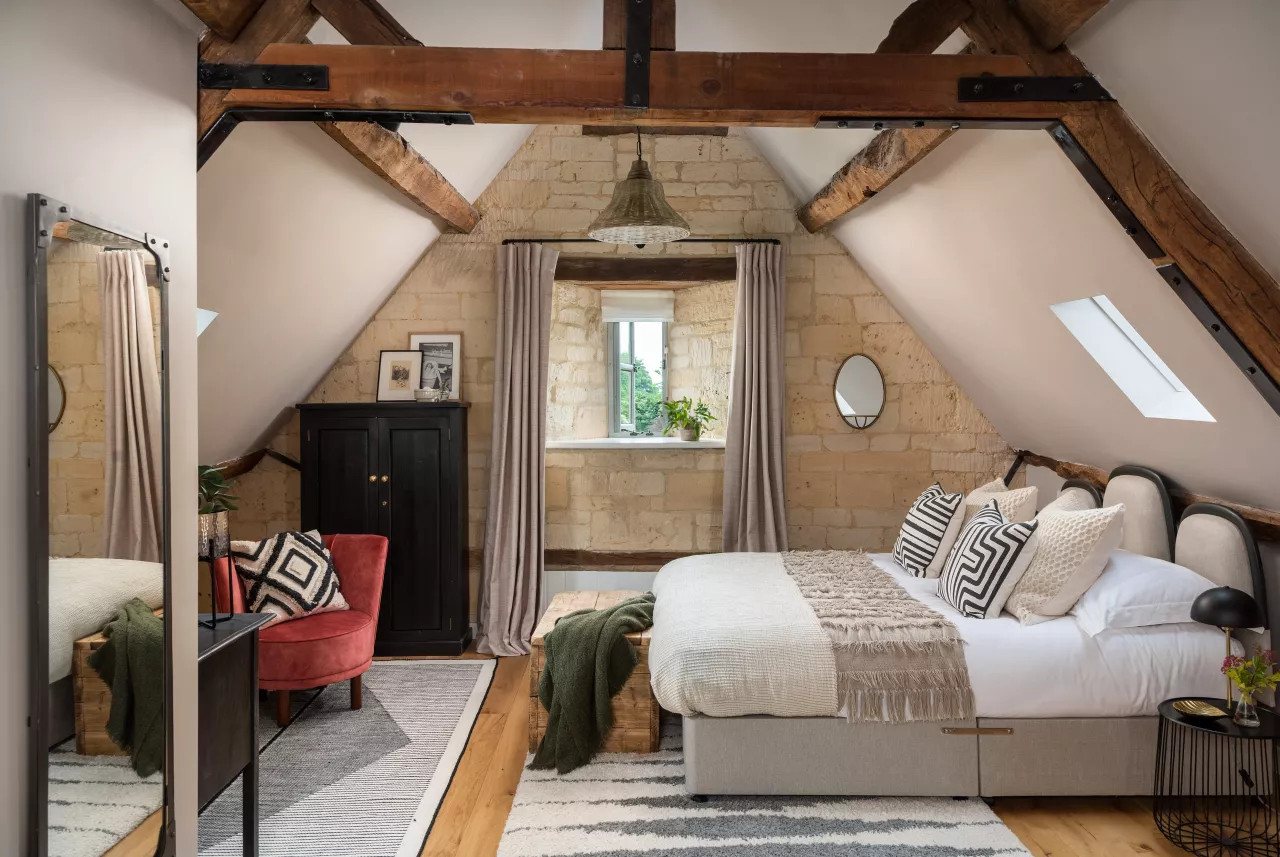 chambre sous combles avec poutres