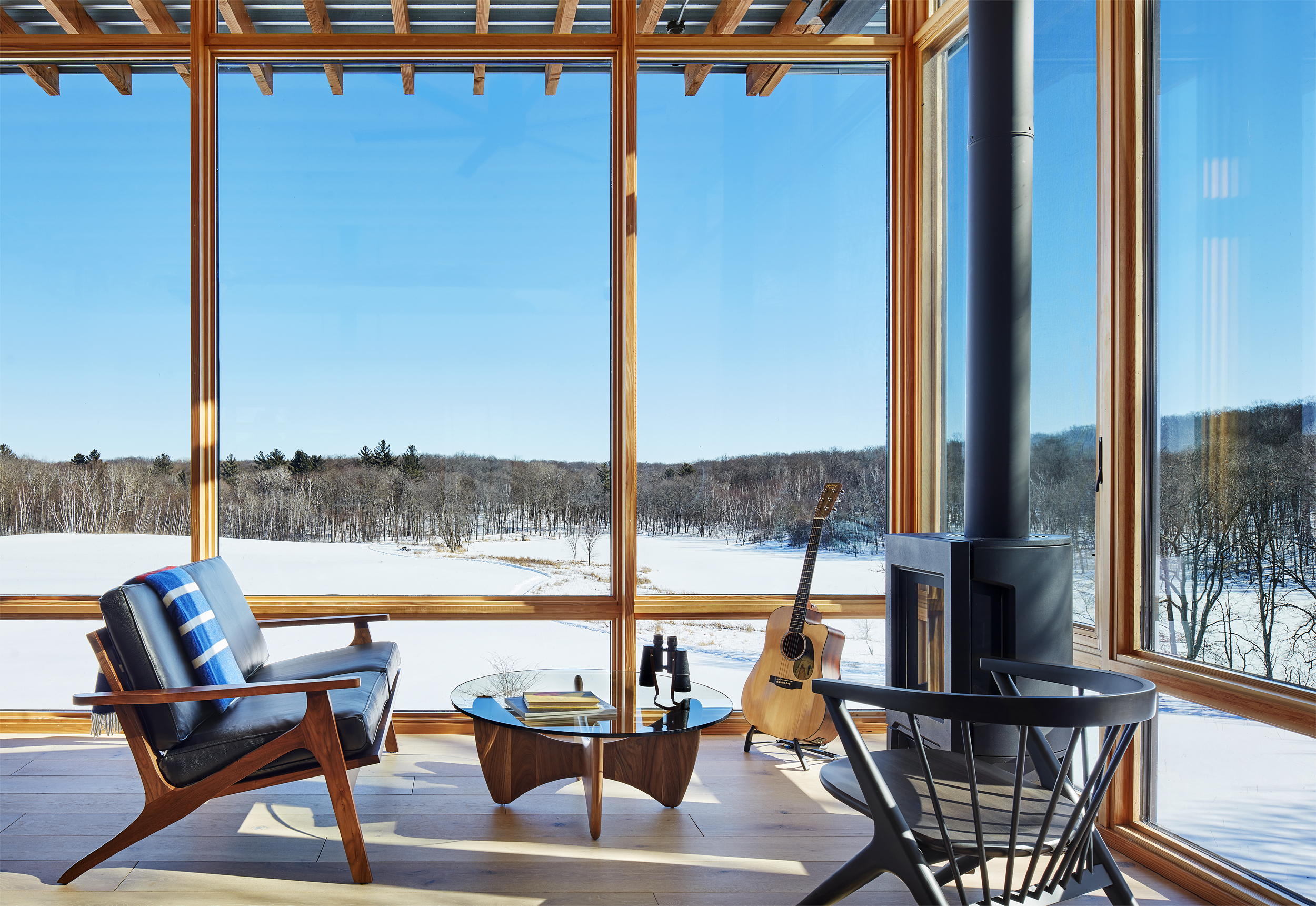 salon avec poêle maison architecte en verre