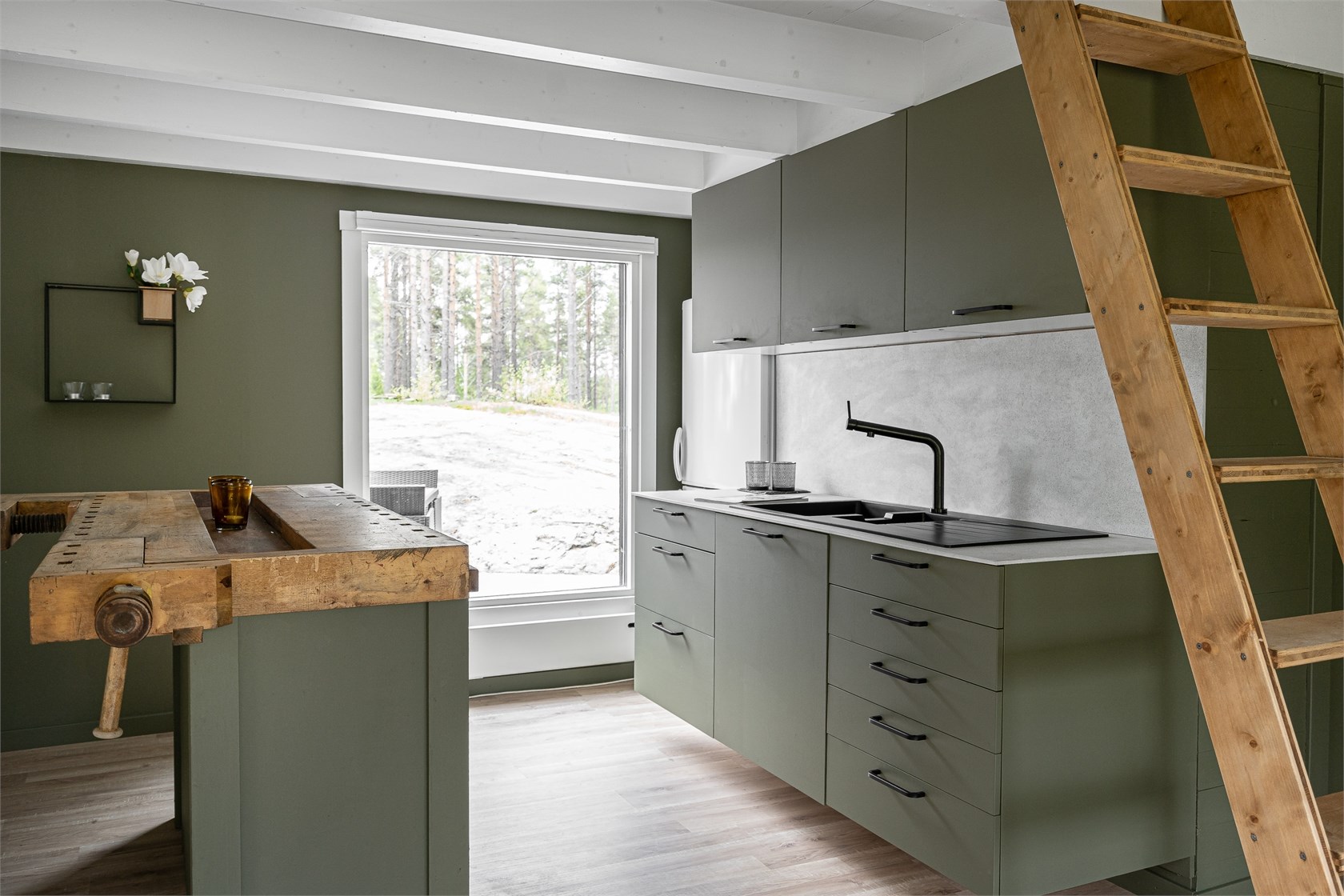 cuisine design vert olive avec établi ancien