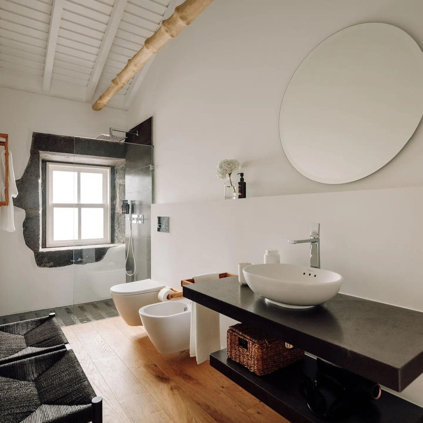 salle de bain design avec poutres