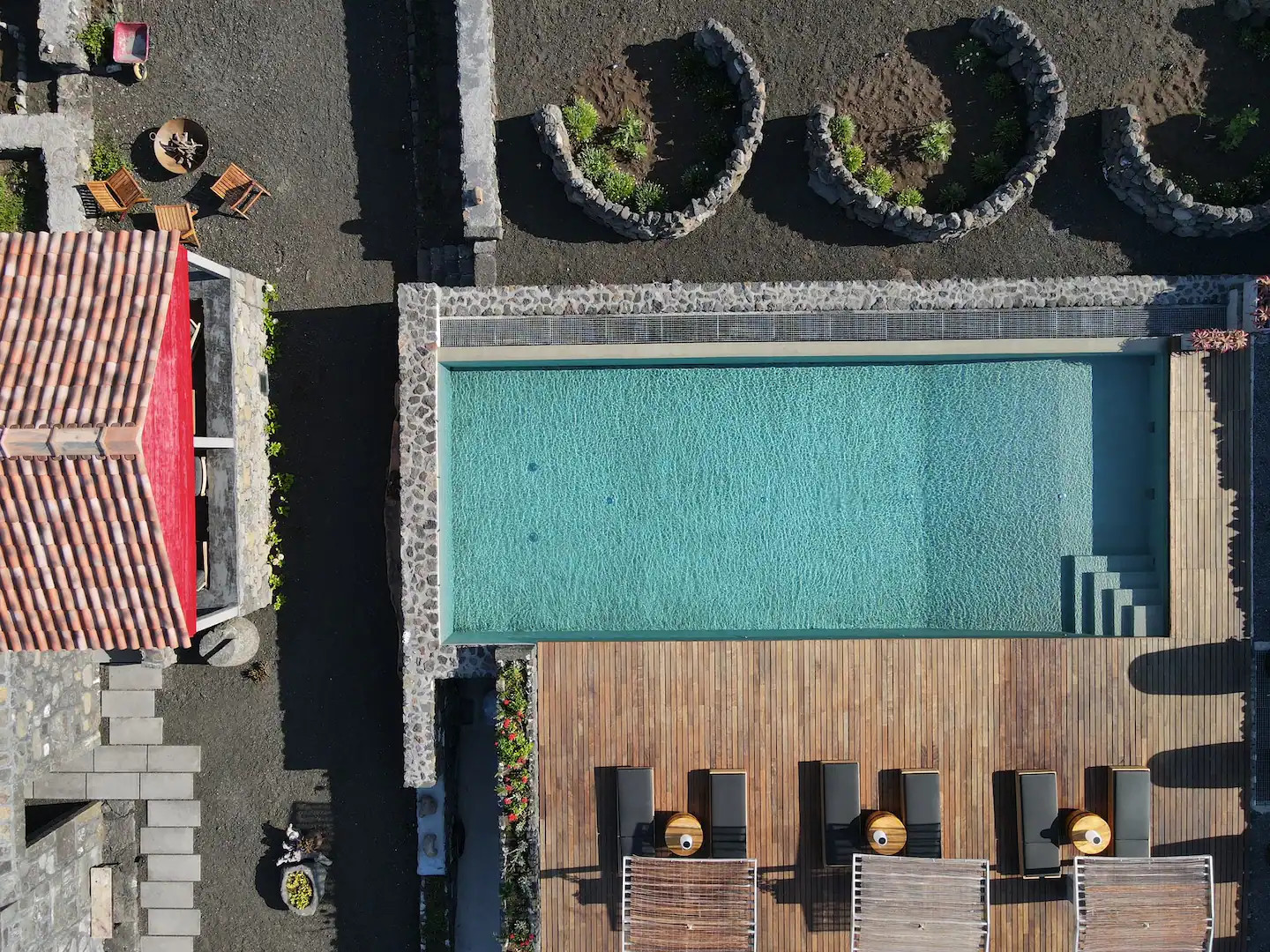 piscine maison en pierre noire