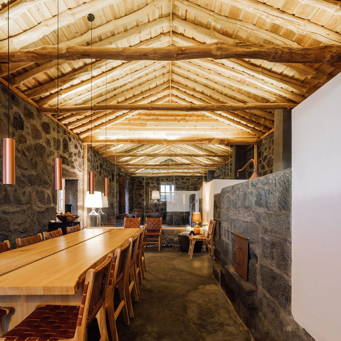 salle à manger avec poutres anciennes