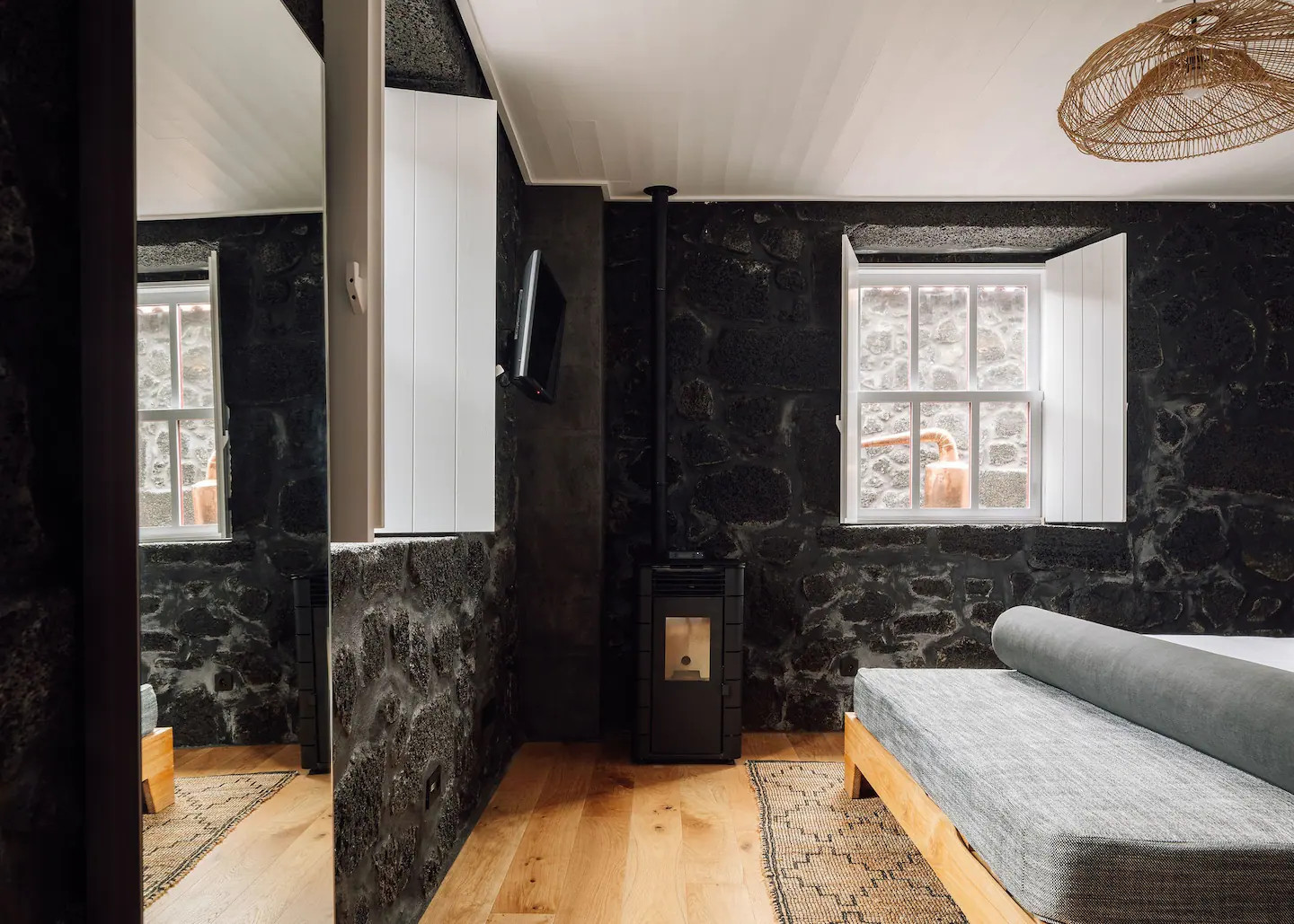 chambre maison en pierre noire