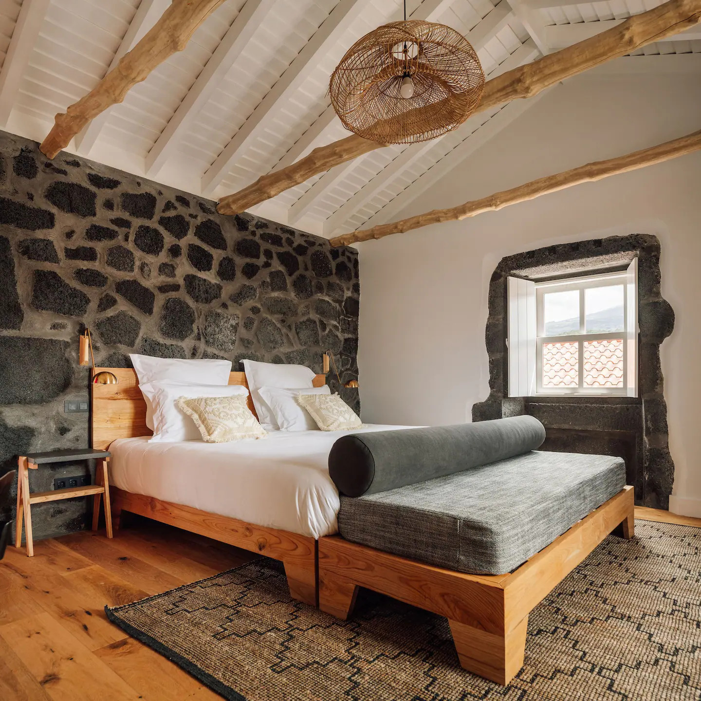 chambre maison en pierre noire