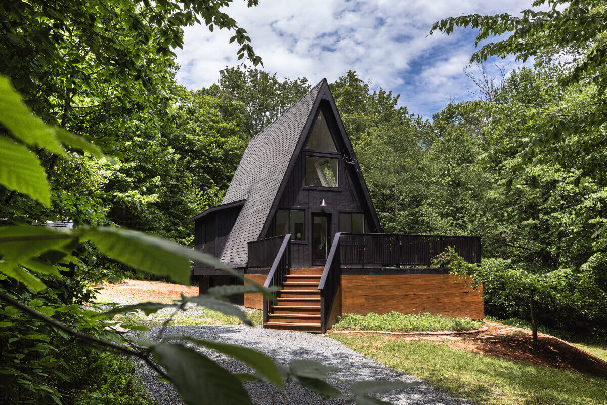 maison A-Frame en bois noir maison A-Frame en bois noir
