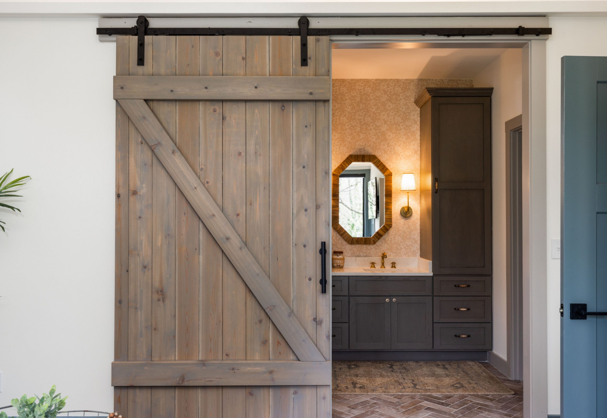salle de bain avec porte de grange salle de bain avec porte de grange