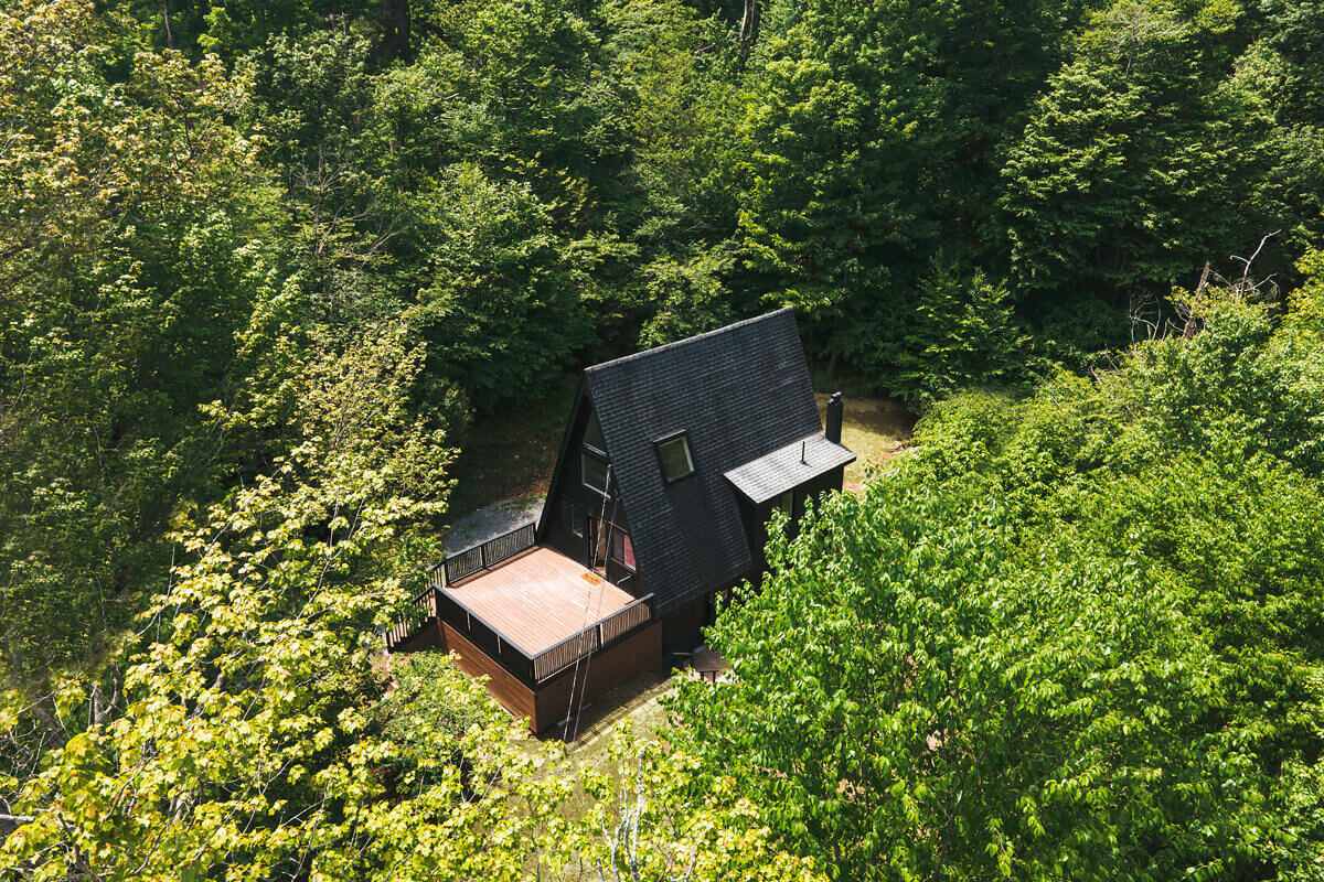 maison A-Frame en bois noir maison A-Frame en bois noir