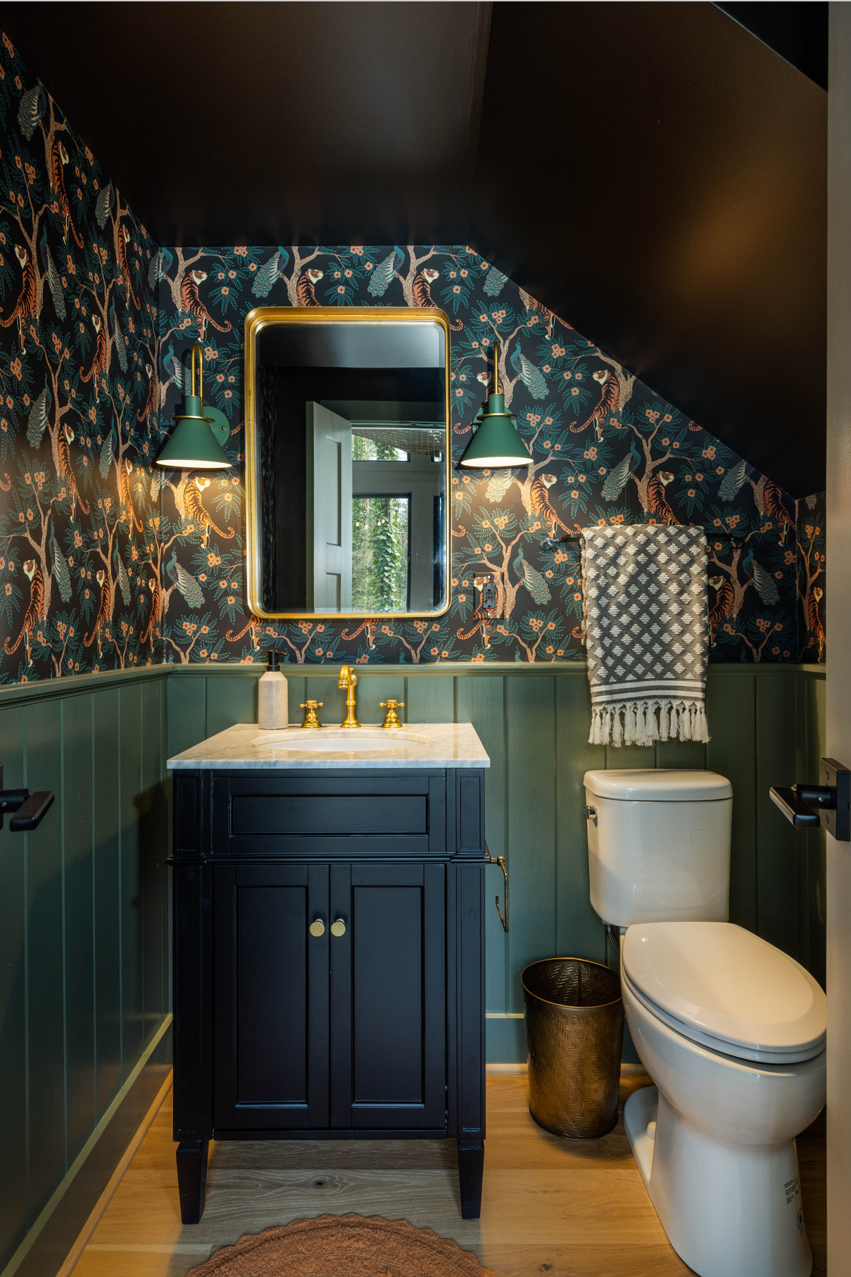 salle de bain avec papier-peint végétal salle de bain avec papier-peint végétal
