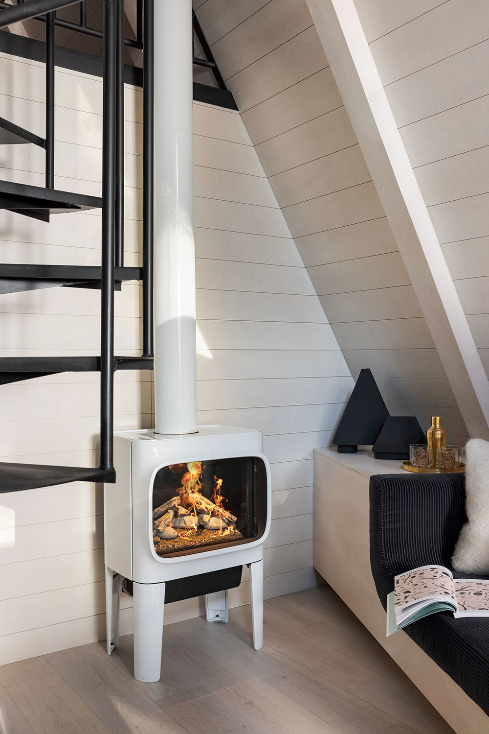 poêle Jotul dans salon maison A-Frame décoration design poêle Jotul dans salon maison A-Frame décoration design