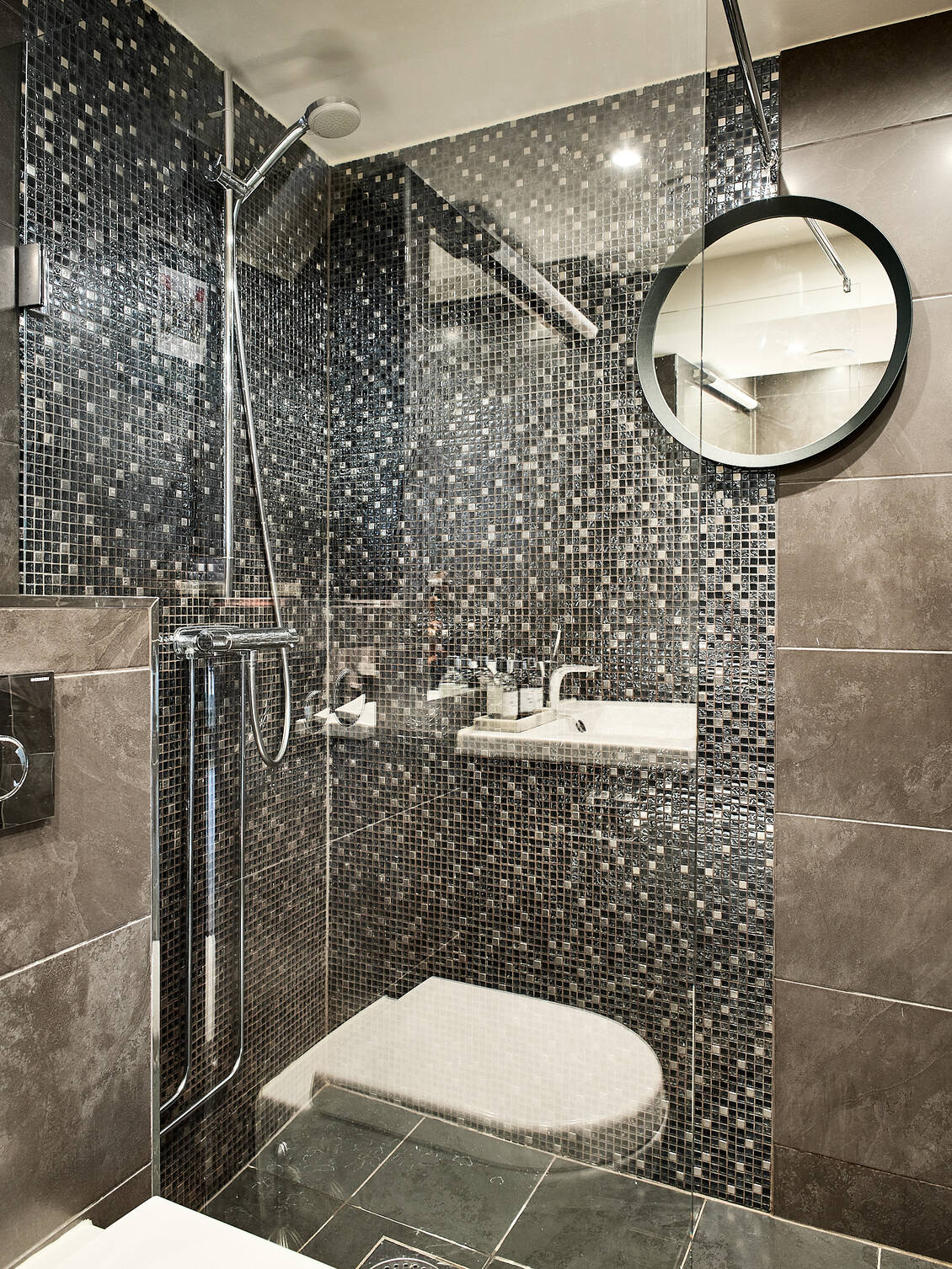 salle de bain design noire
