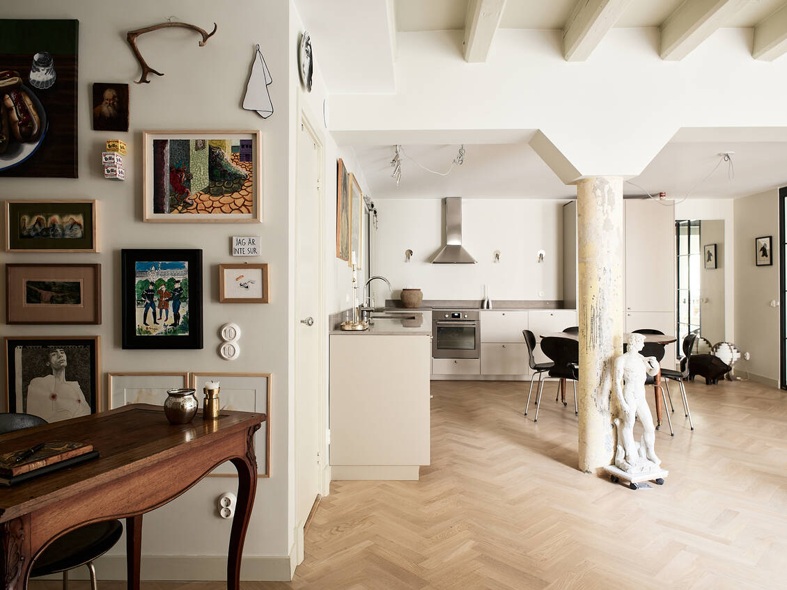 salon loft avec cuisine ouverte et bureau